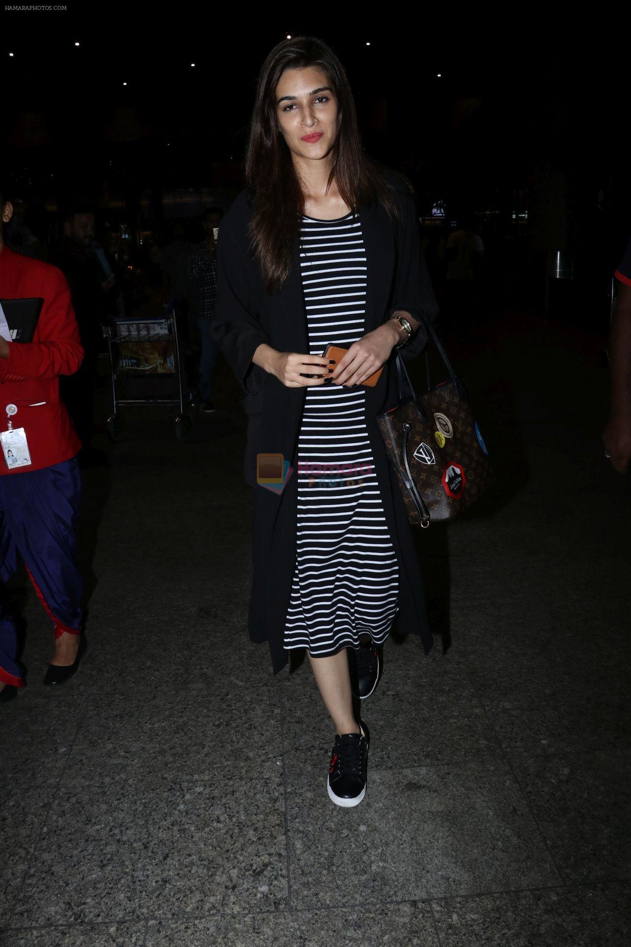 Kriti Sanon Spotted At Airport on 27th Sept 2017