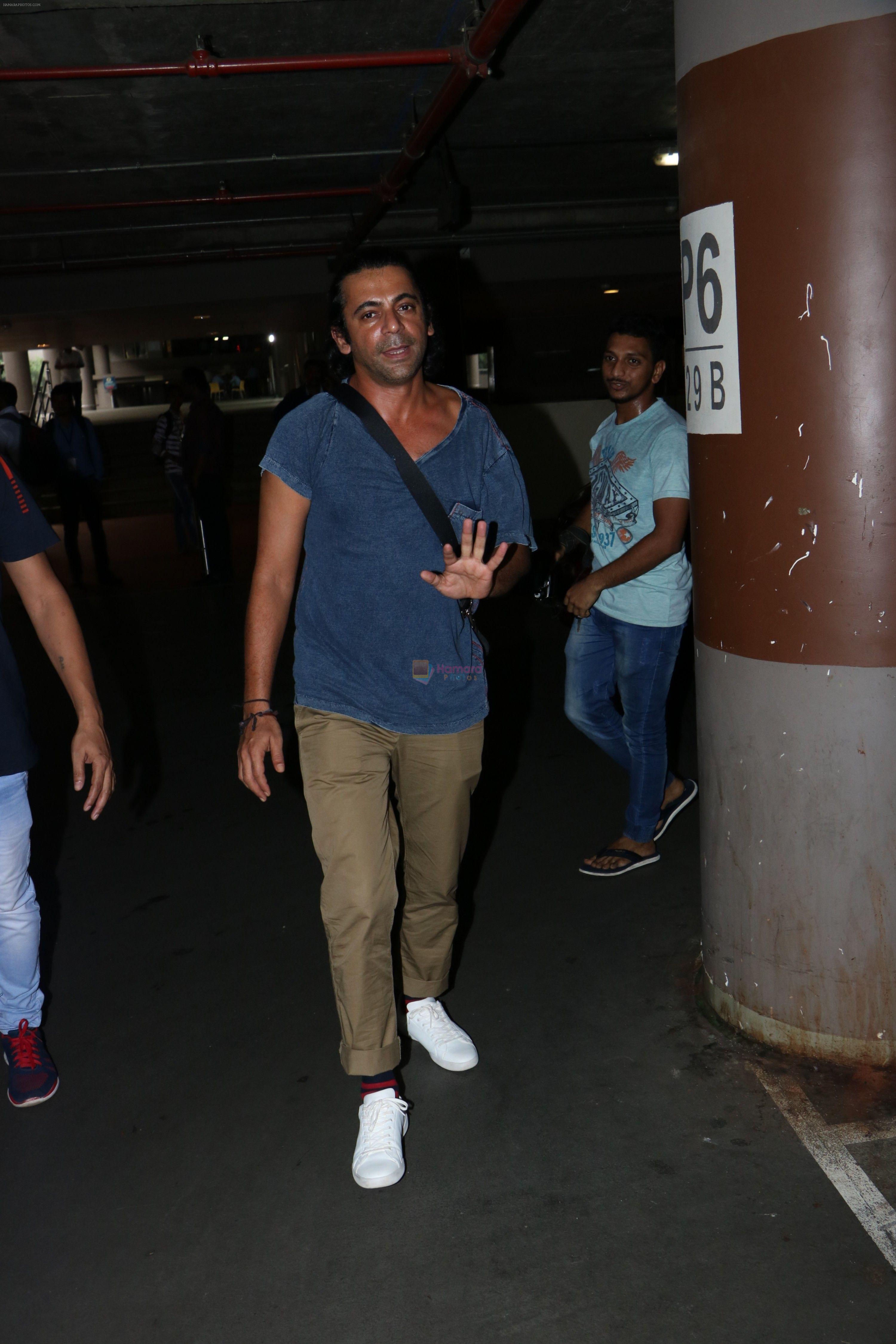 Sunil Grover with His Wife Spotted At Airport on 28th Sept 2017