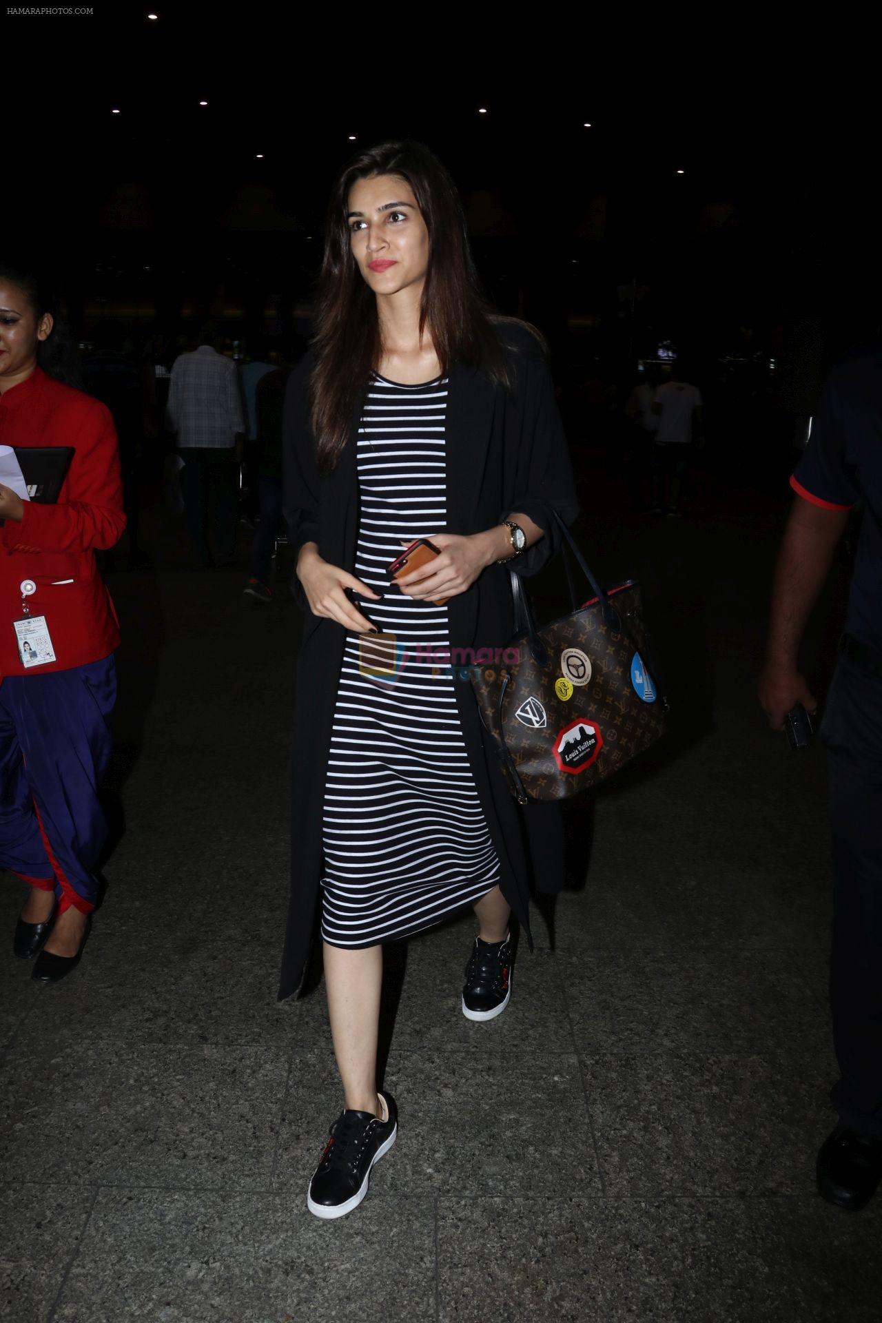 Kriti Sanon Spotted At Airport on 27th Sept 2017