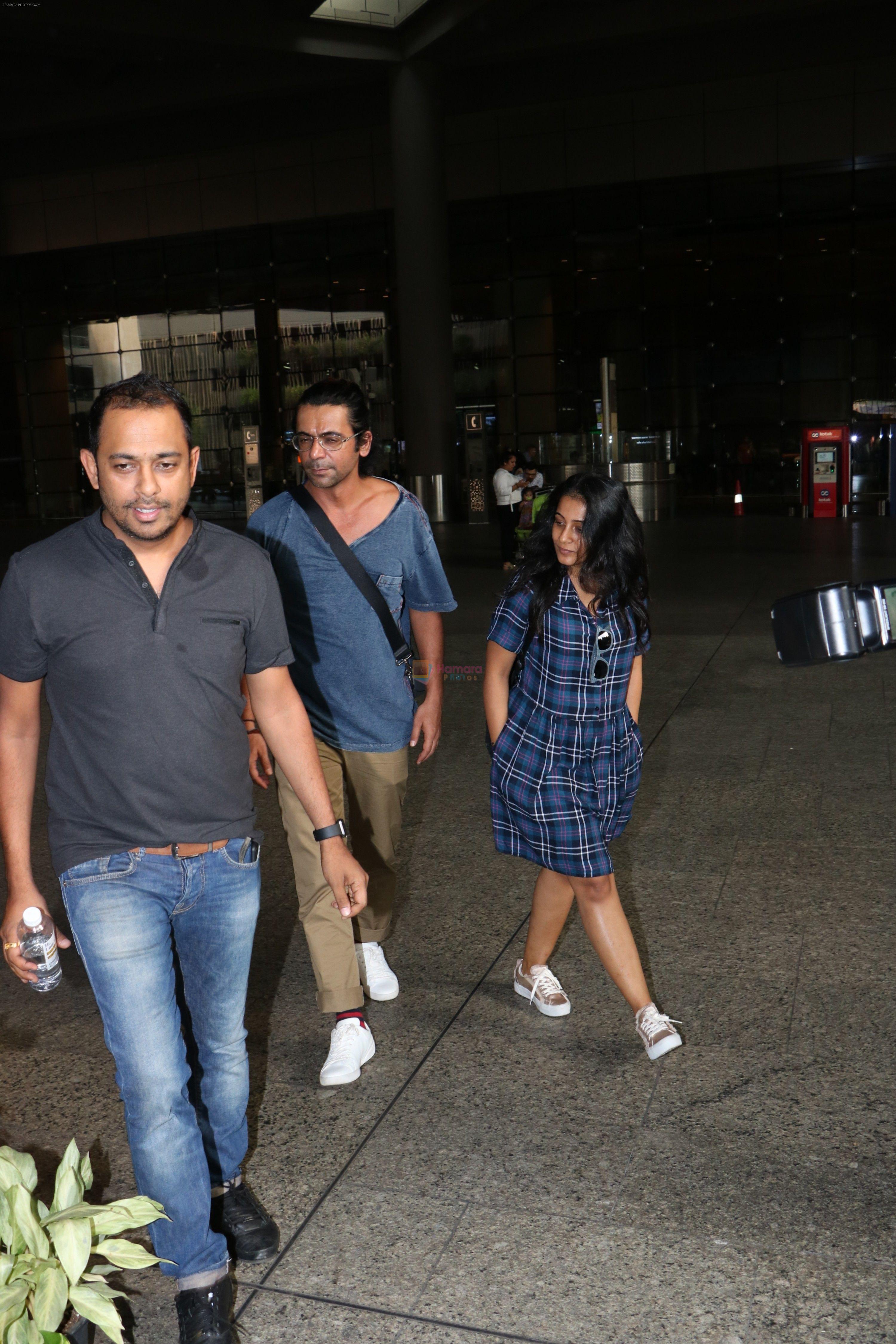 Sunil Grover with His Wife Spotted At Airport on 28th Sept 2017