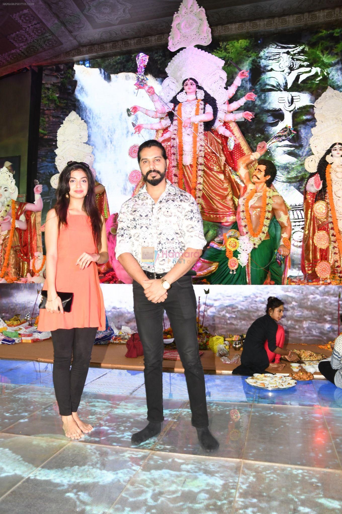 Divya Agarwal with Tushar Jules at North Bombay Sarbojanin Durga Puja on 29th Sept 2017