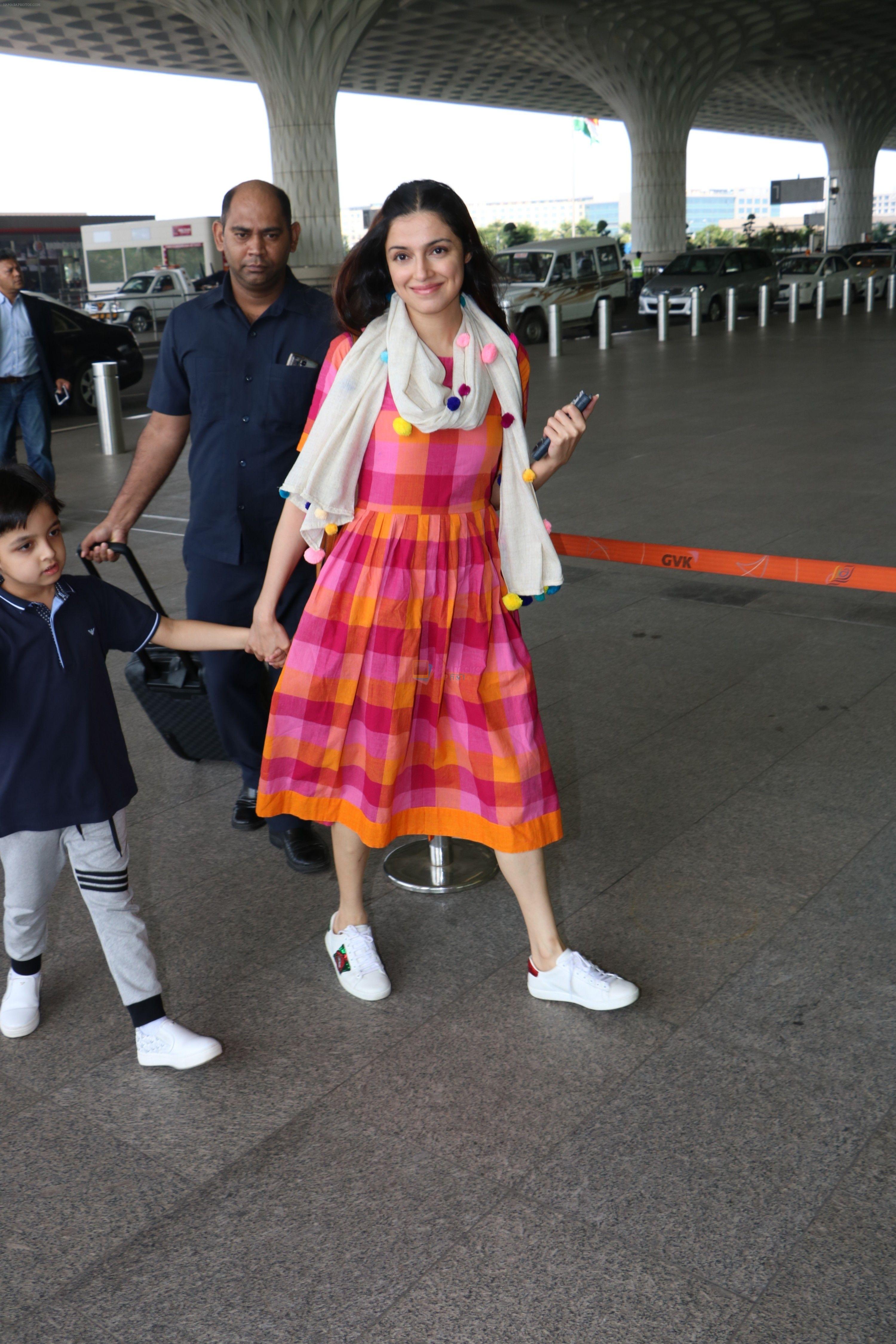 Divya Khosla Kumar & Her Son Ruhaan Kumar Spotted At Airport on 2nd Oct 2017