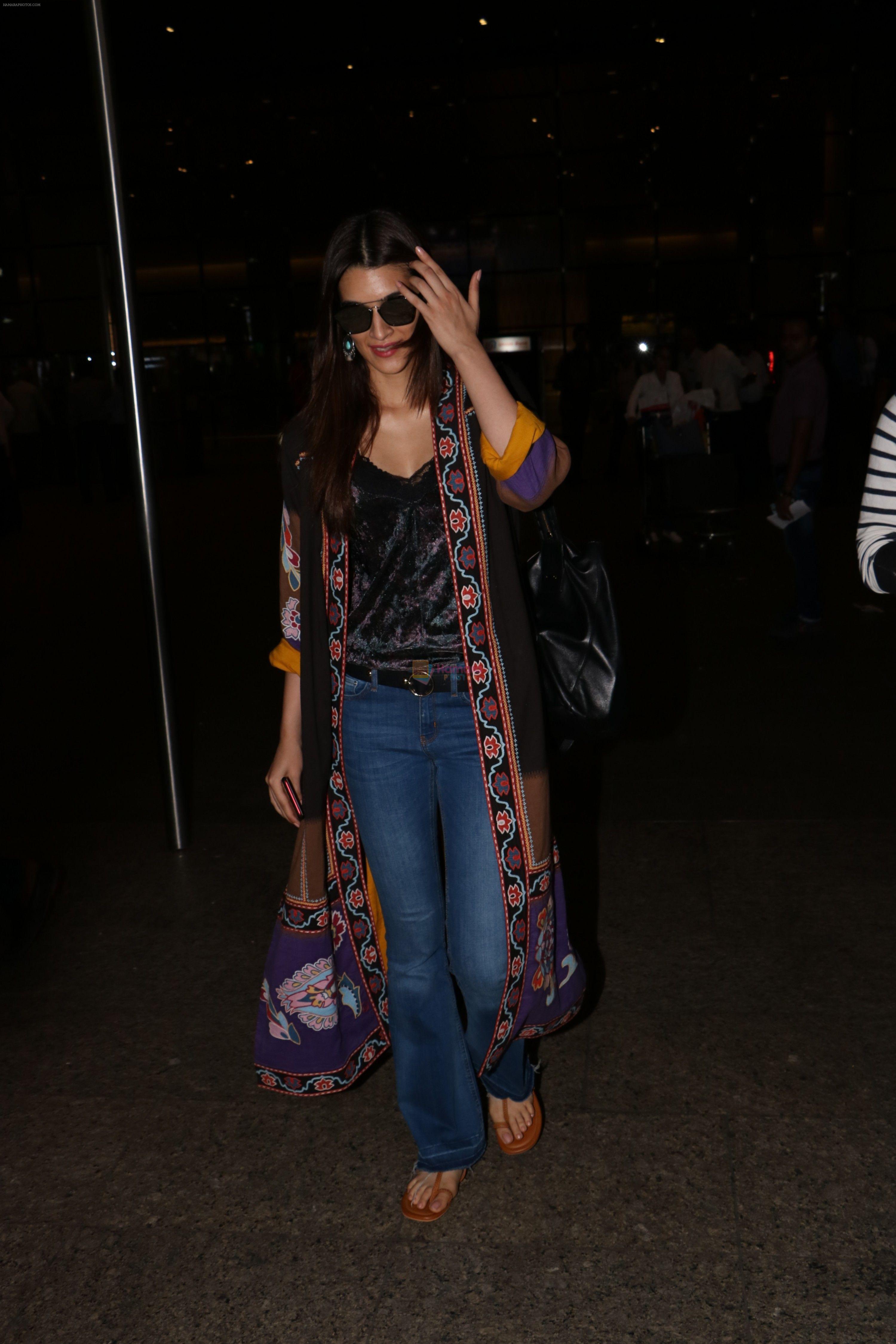 Kriti Sanon Spotted At Airport  on 3rd Oct 2017
