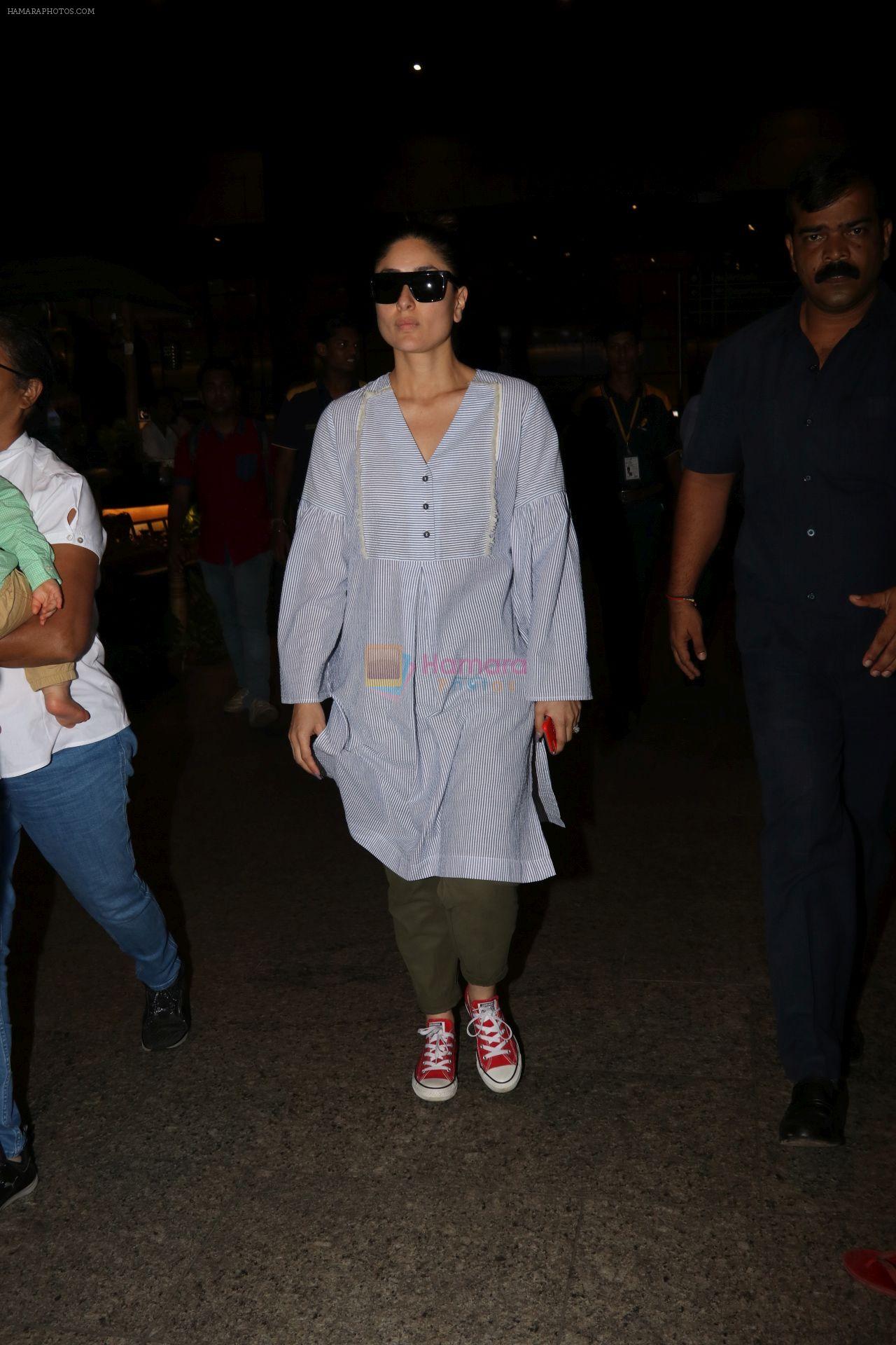 Kareena Kapoor Spotted At Airport on 3rd Oct 2017