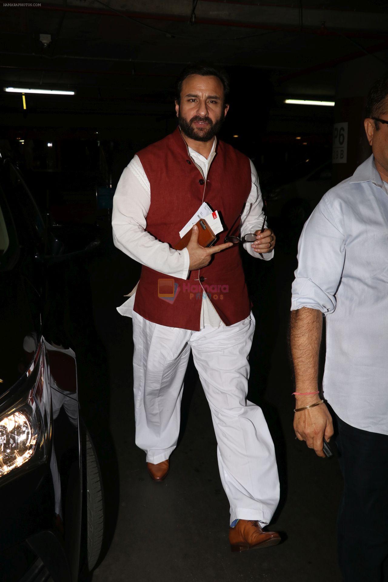 Saif Ali Khan Spotted At Airport on 3rd Oct 2017