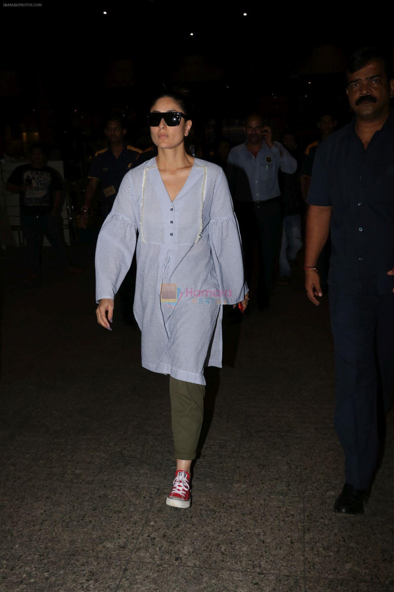 Kareena Kapoor Spotted At Airport on 3rd Oct 2017