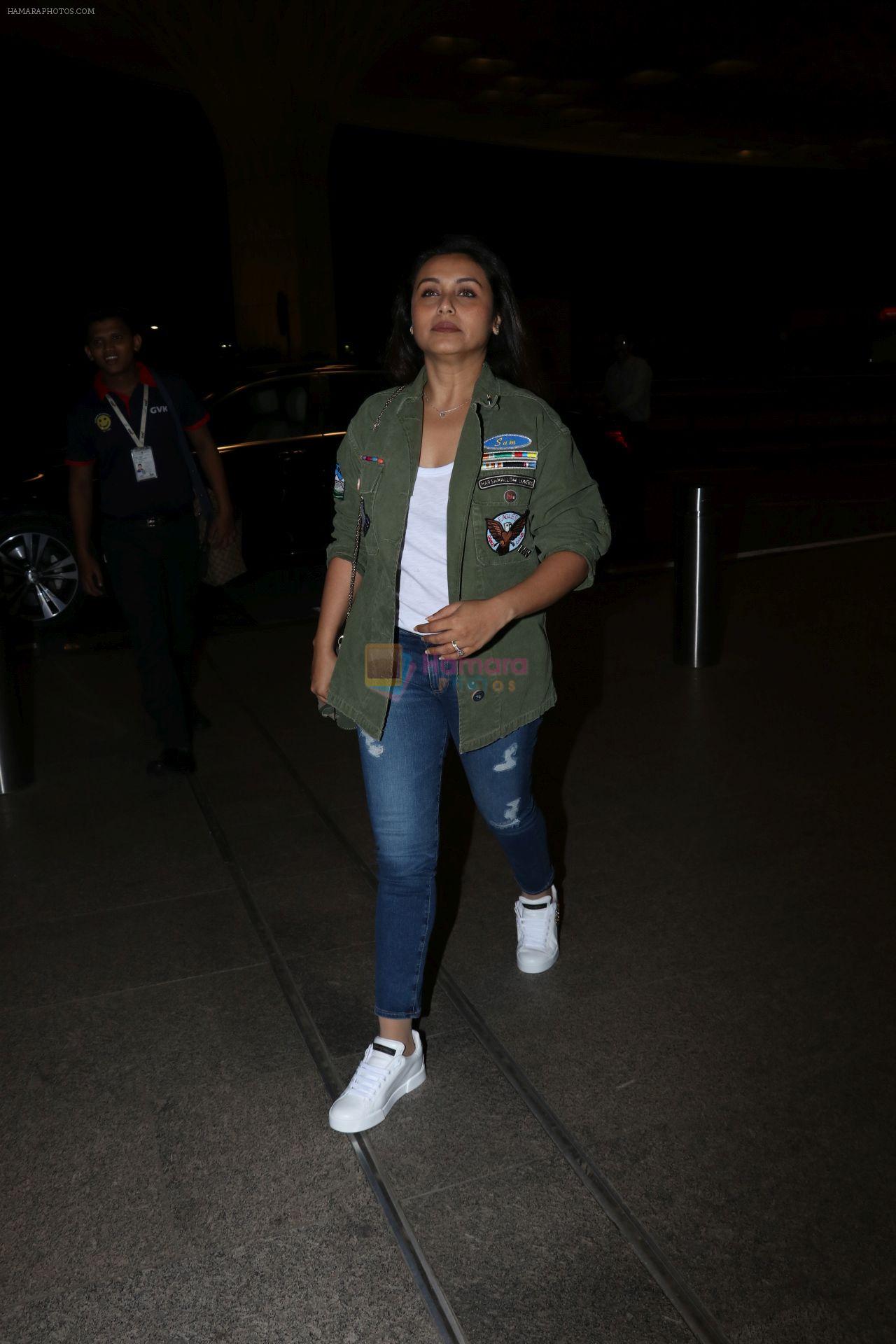 Rani Mukerji Spotted At Airport on 3rd Oct 2017