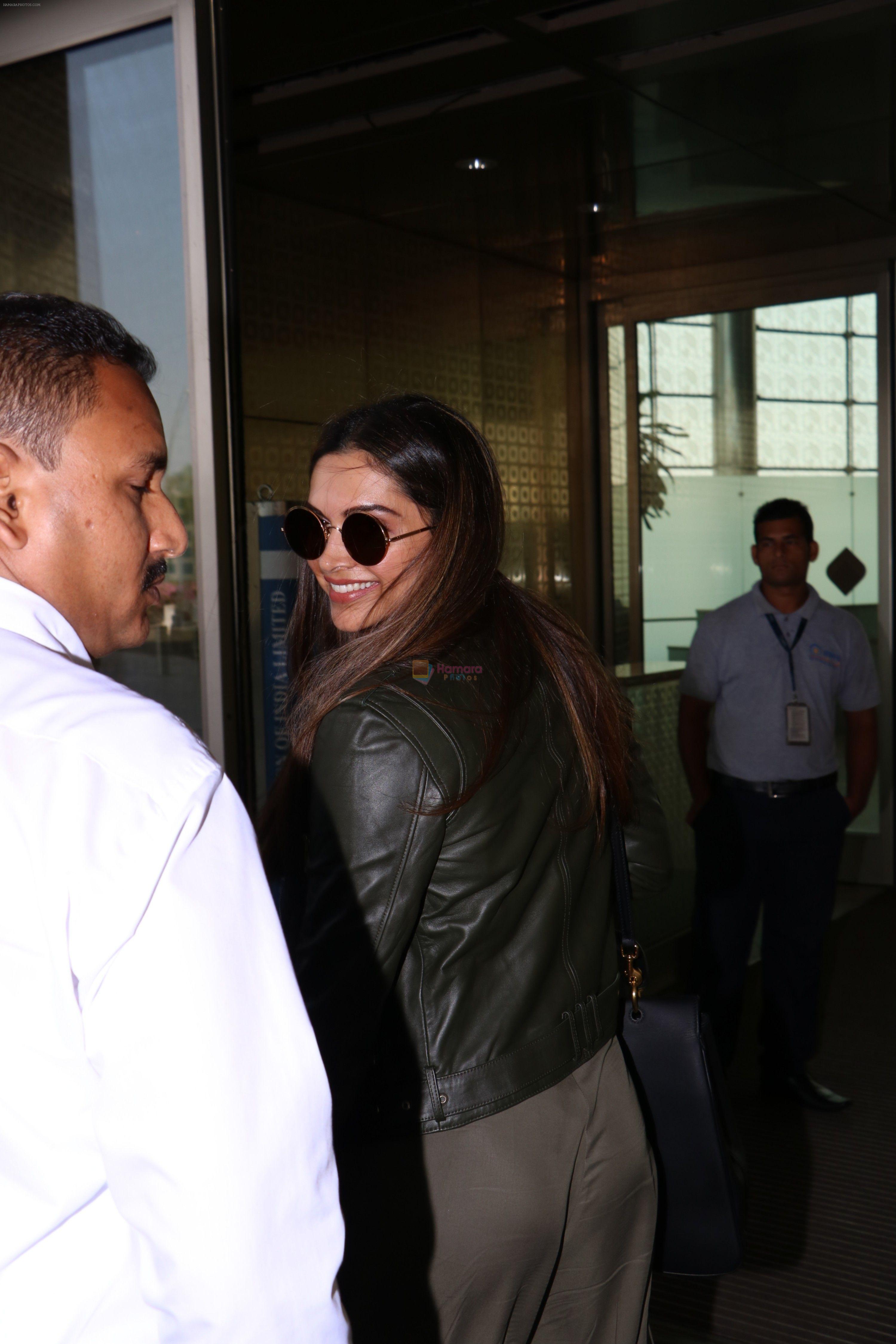 Deepika Padukone Spotted At Airport on 3rd Oct 2017
