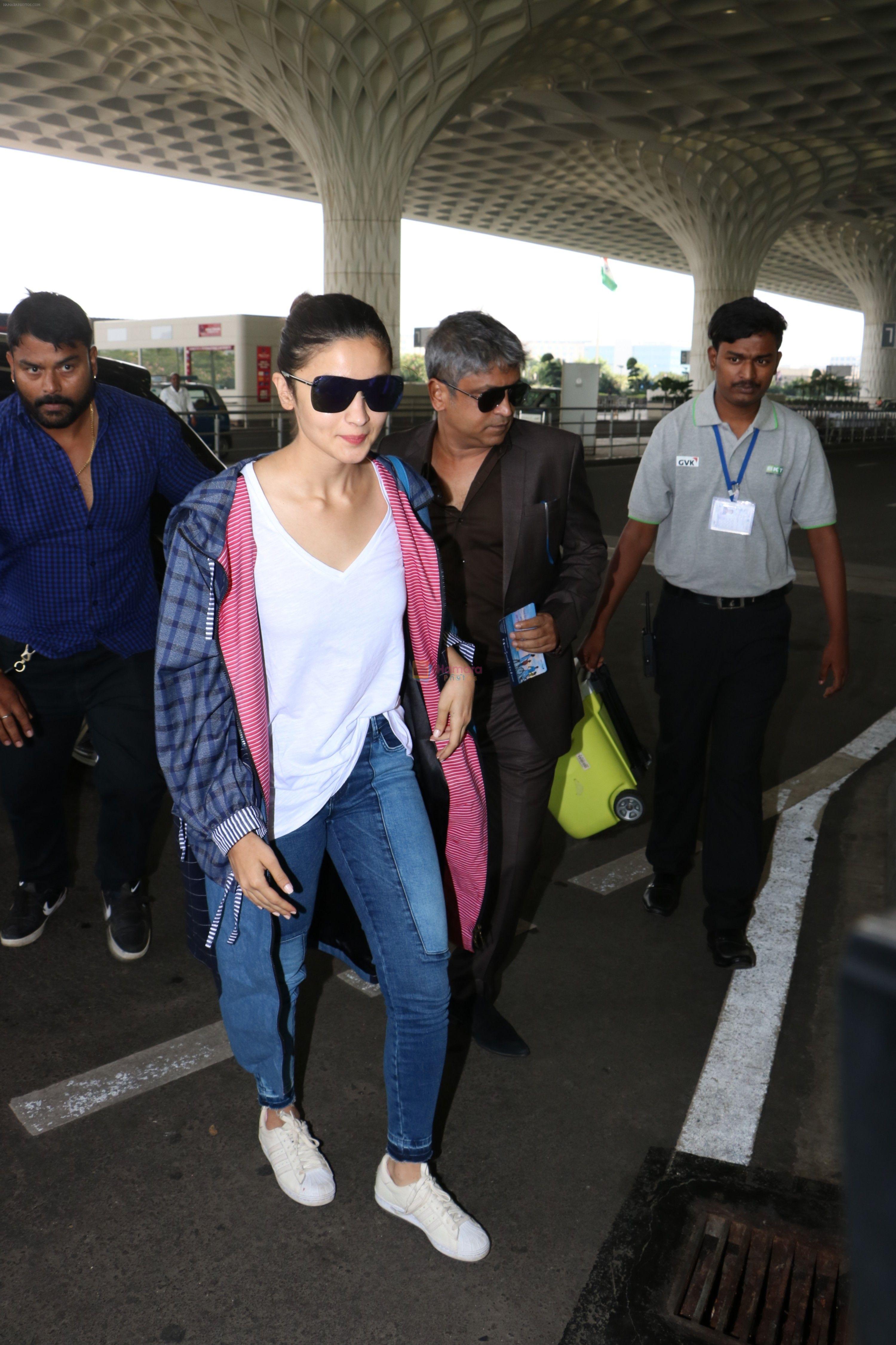 Alia Bhatt Spotted At Airport on 5th Oct 2017