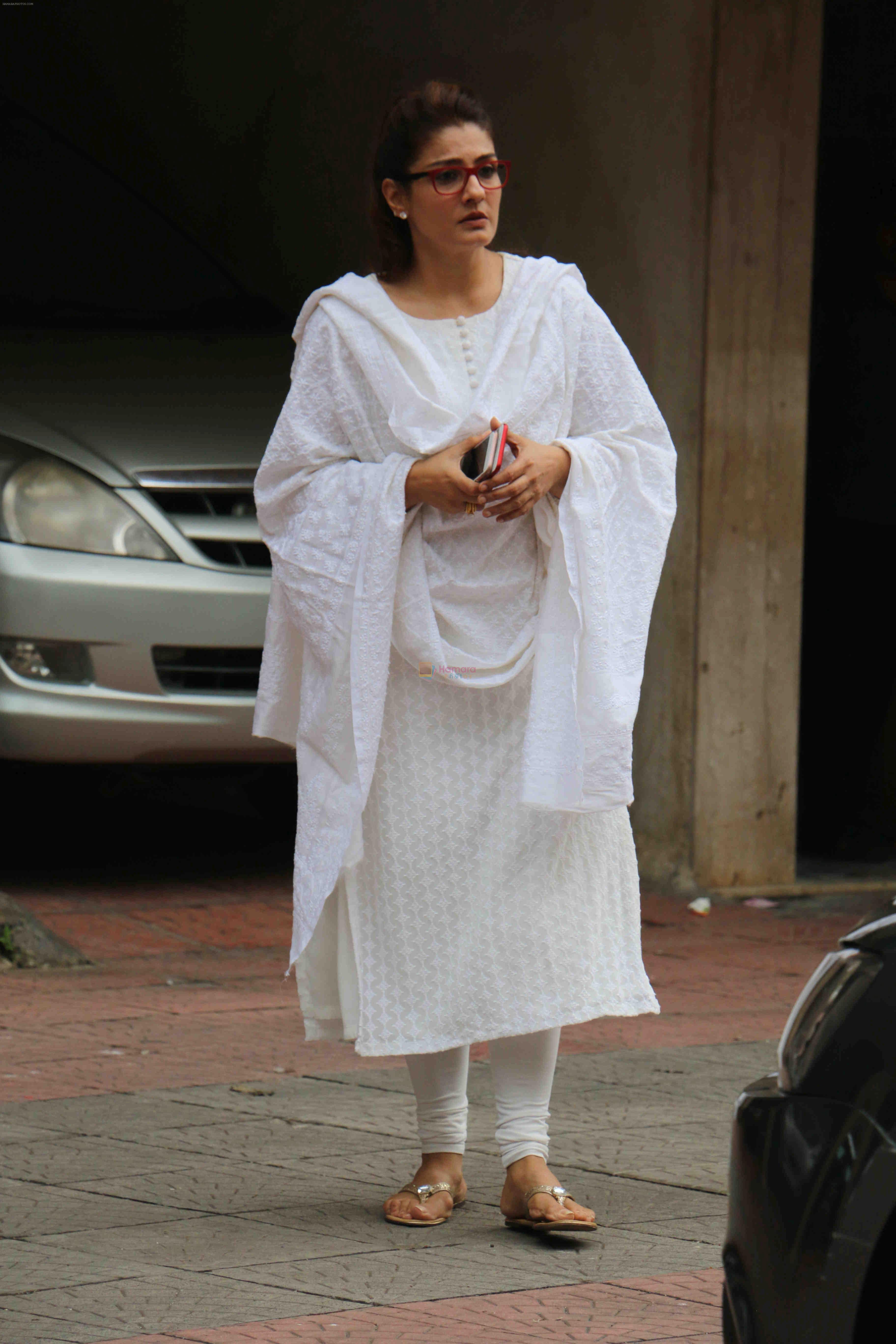 Raveena Tandon at the Funeral of Bollywood Filmmaker Kundan Shah on 8th Oct 2017