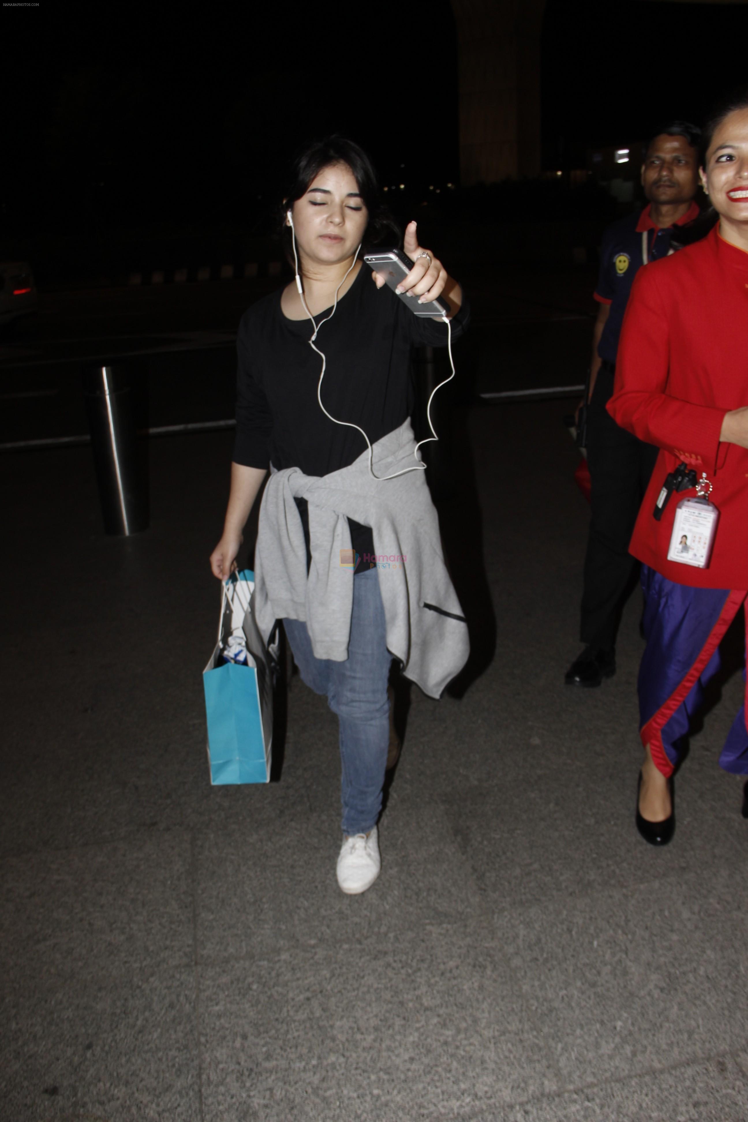 Zaira Wasim Spotted At Airport on 9th Oct 2017