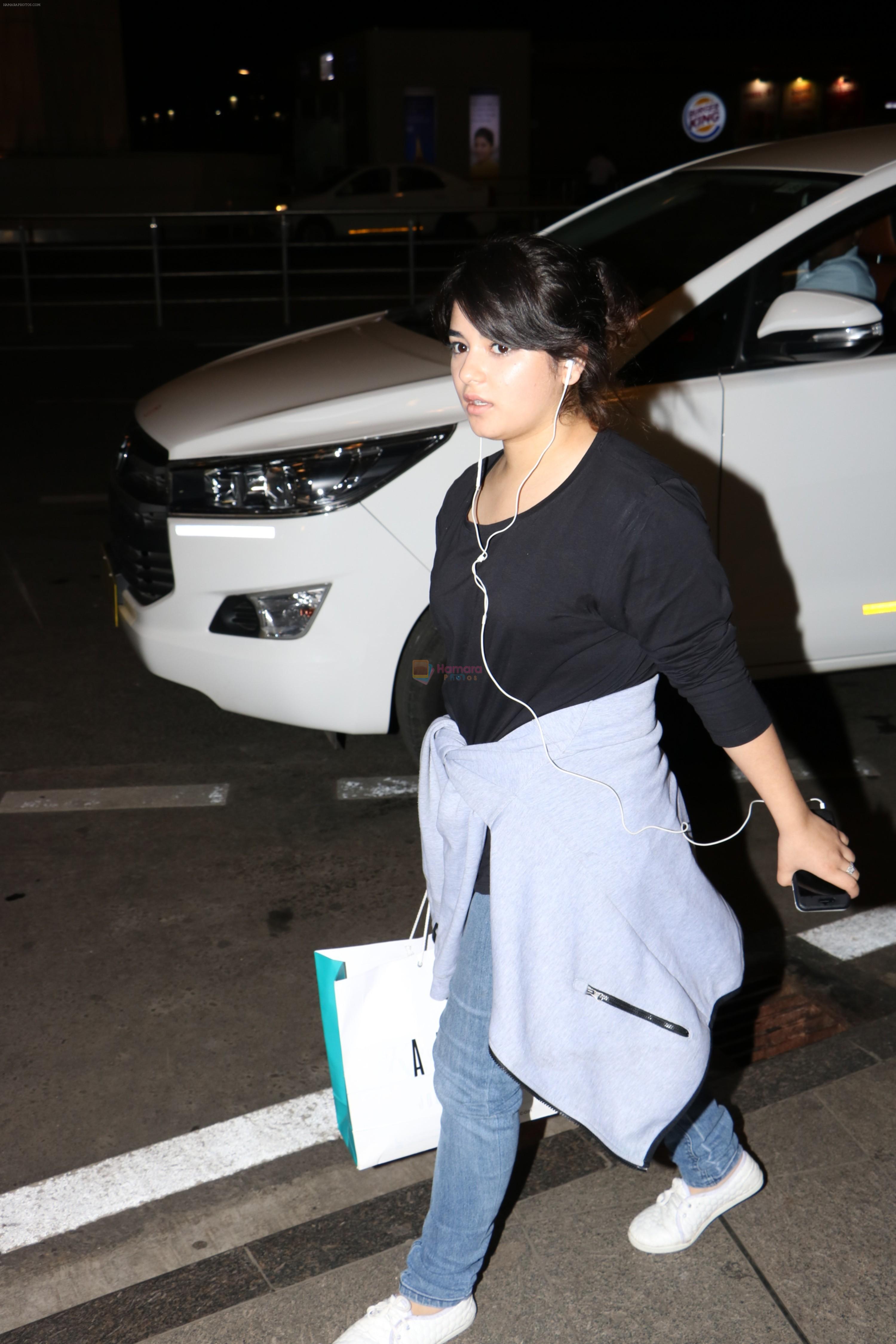 Zaira Wasim Spotted At Airport on 9th Oct 2017