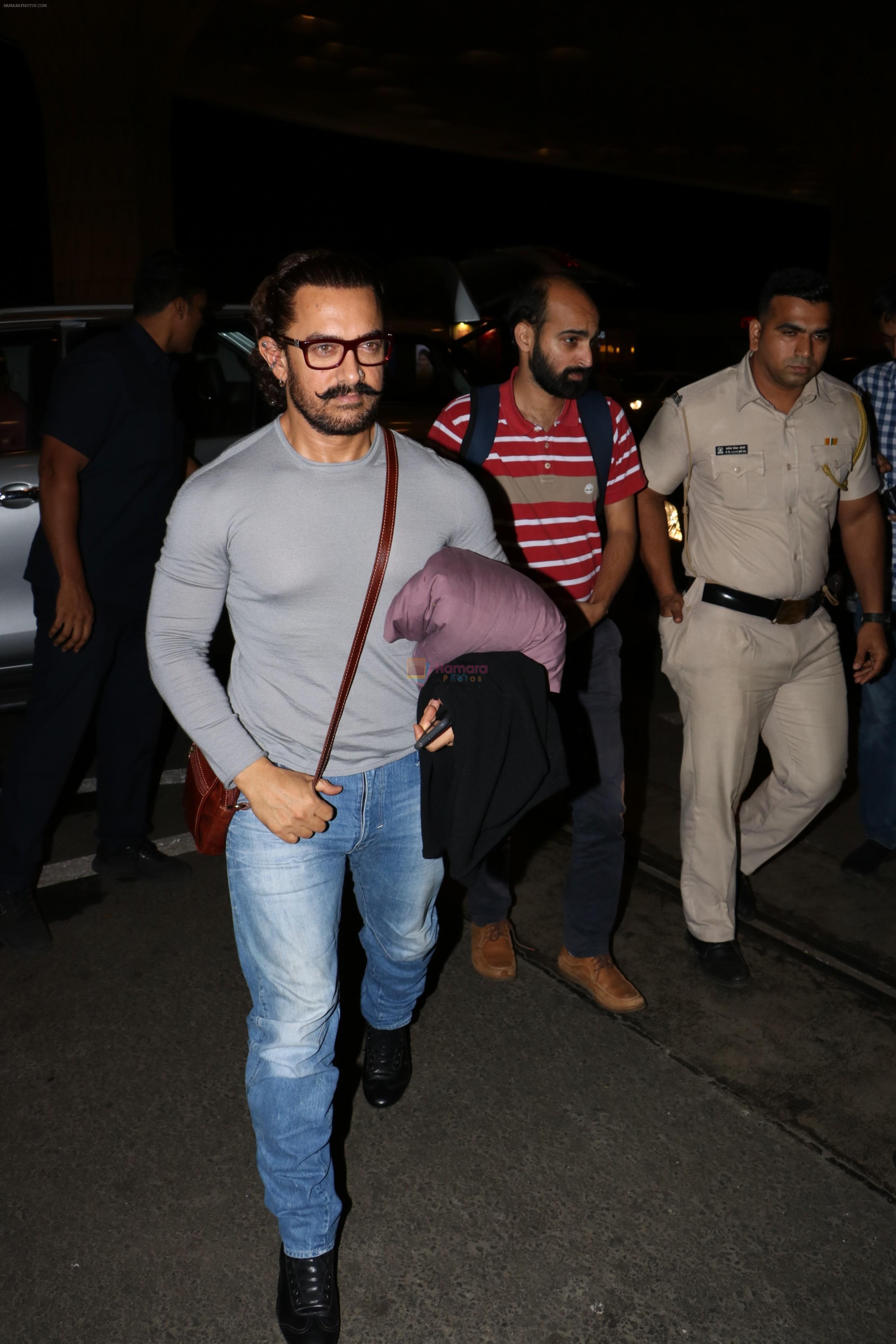 Aamir Khan Spotted At Airport on 9th Oct 2017
