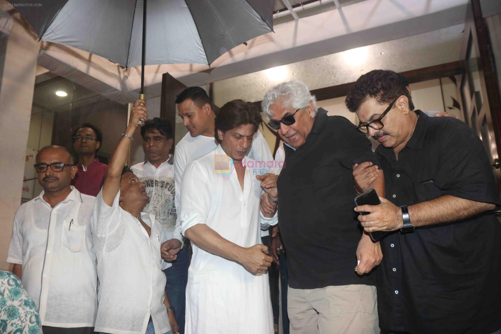 Shah Rukh Khan At Late Kundan Shah's Prayer Meet on 10th Oct 2017