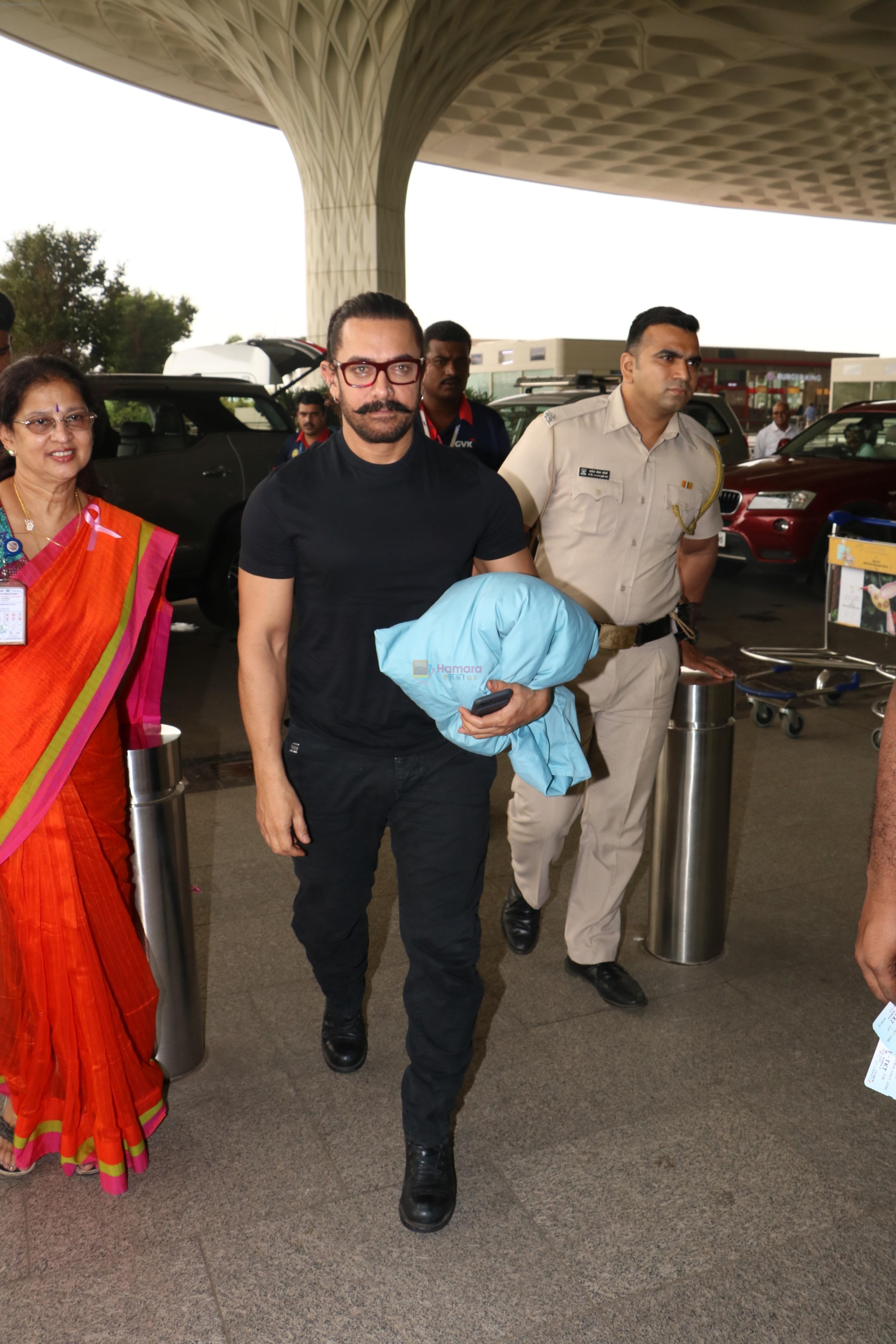 Aamir Khan Spotted At Airport on 13th Oct 2017