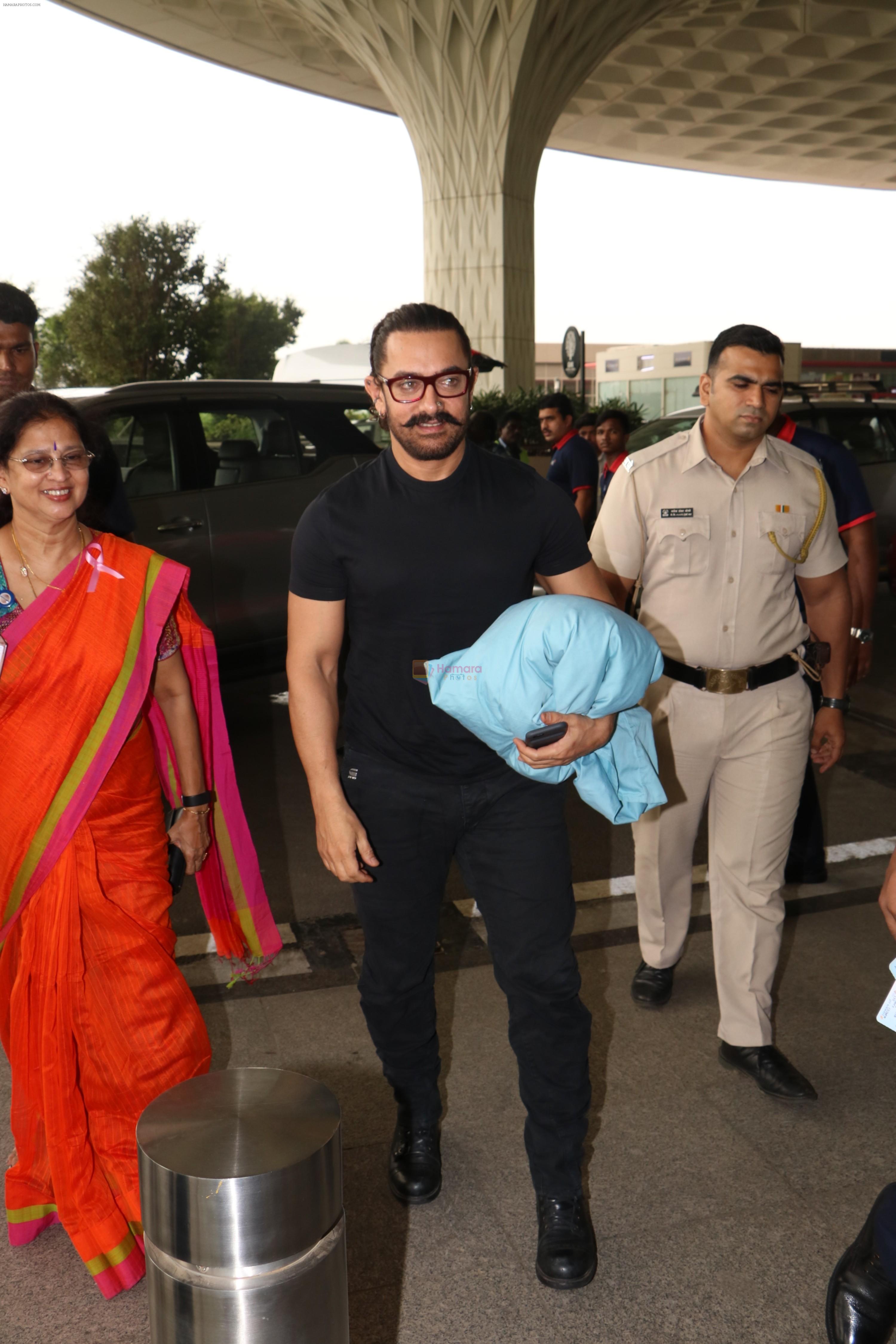 Aamir Khan Spotted At Airport on 13th Oct 2017