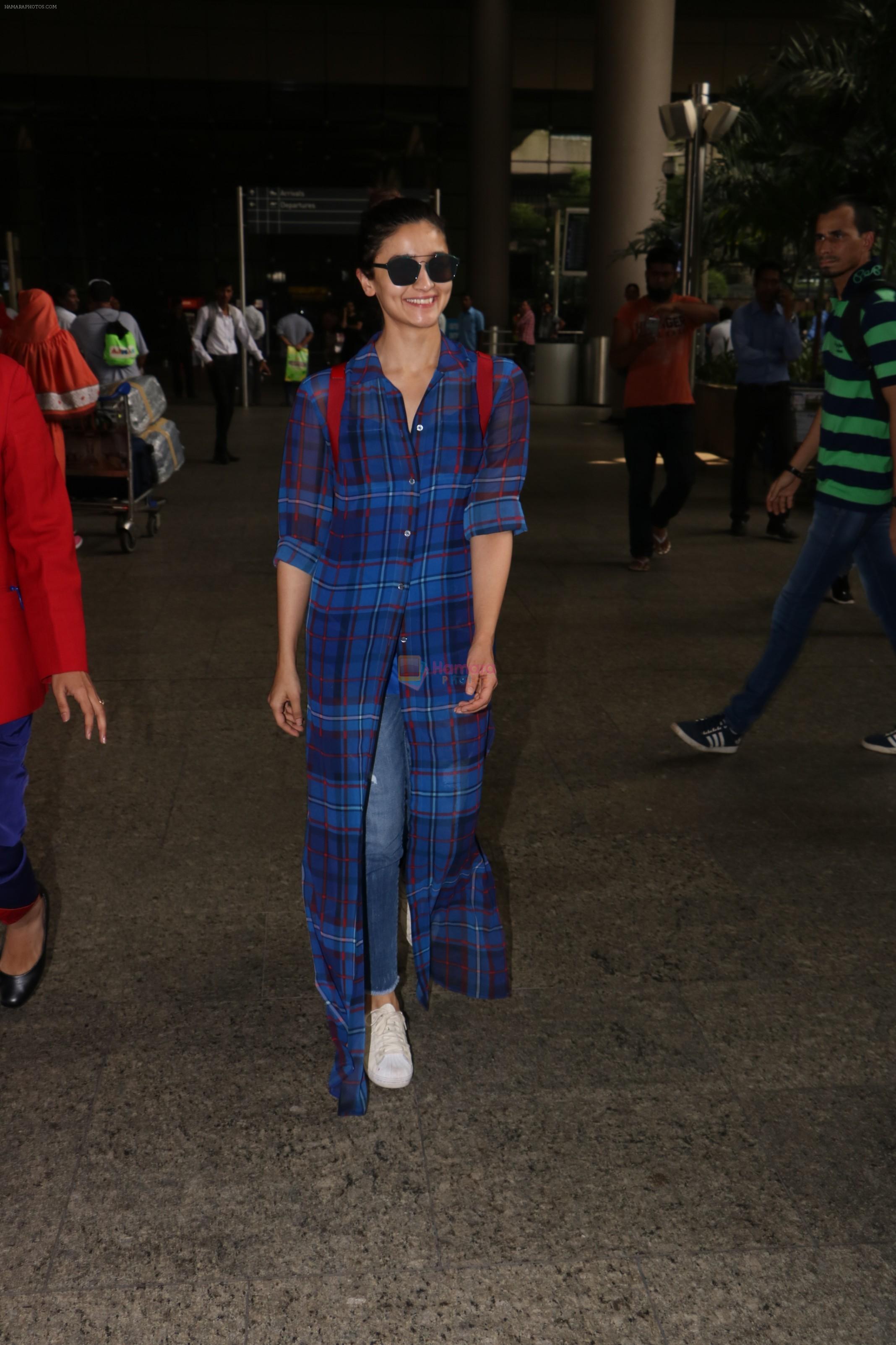 Alia Bhatt Spotted At Airport on 14th Oct 2017