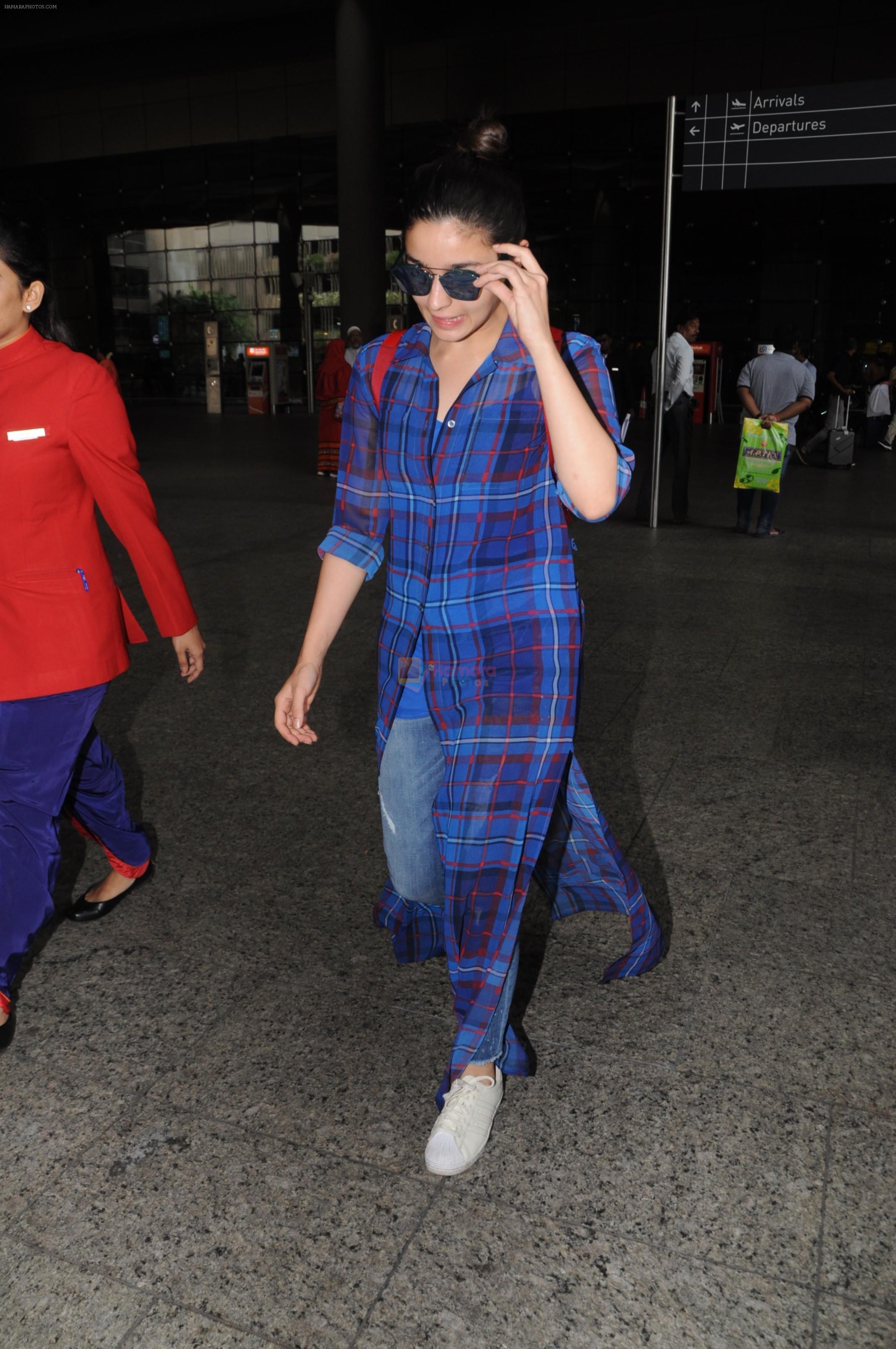 Alia Bhatt Spotted At Airport on 14th Oct 2017