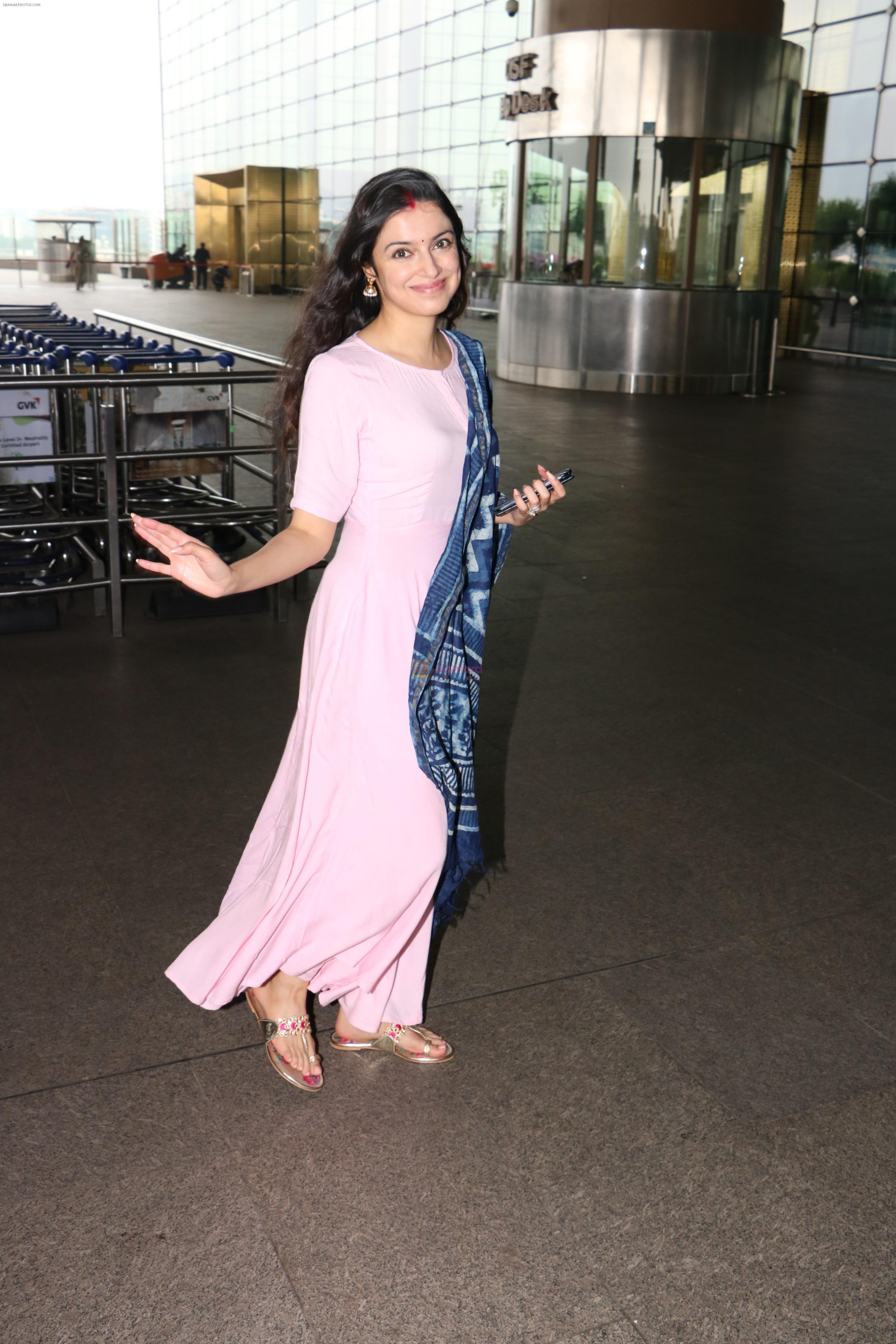 Divya Khosla Kumar Spotted At Airport on 14th Oct 2017