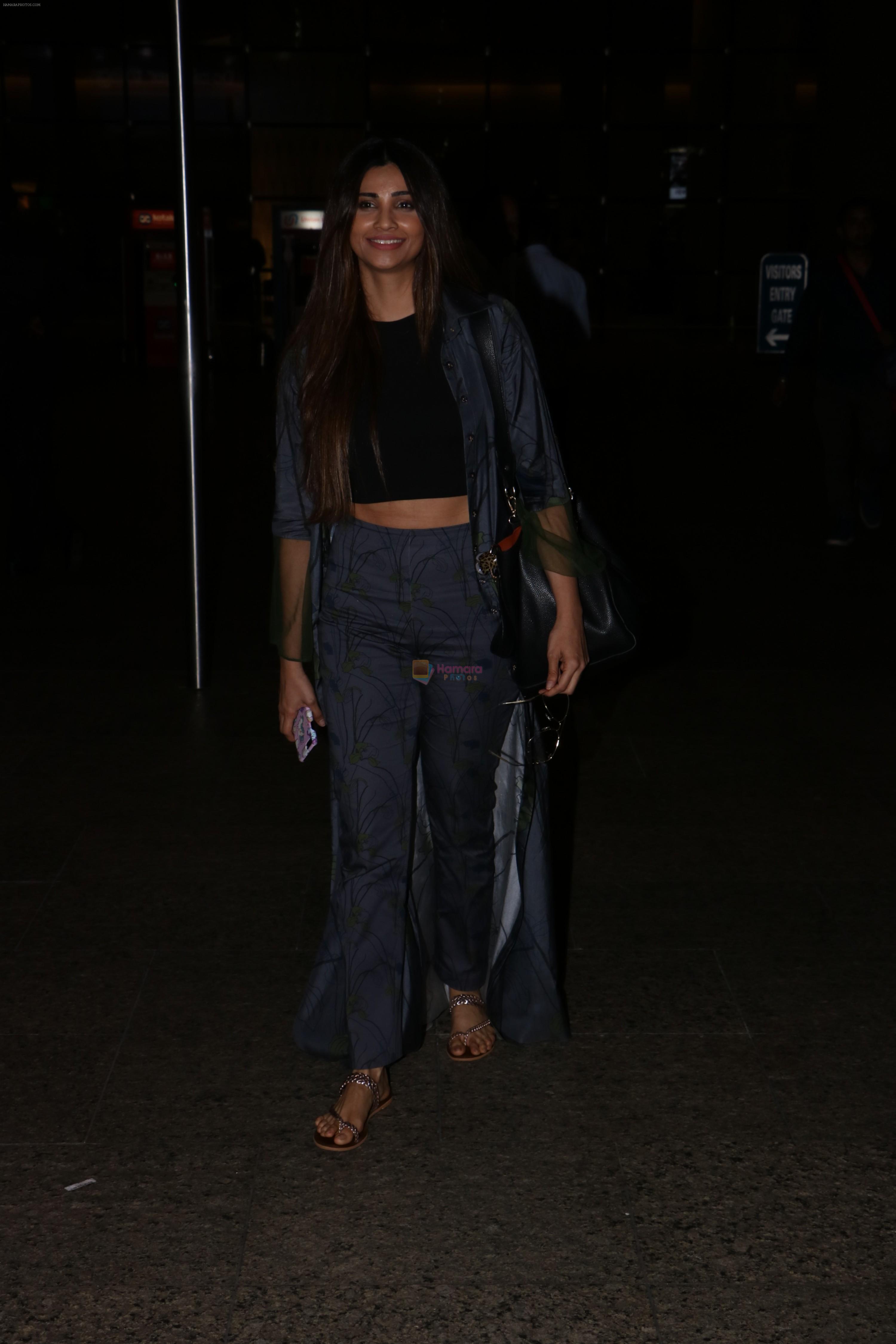 Daisy Shah Spotted At Airport on 13th Oct 2017