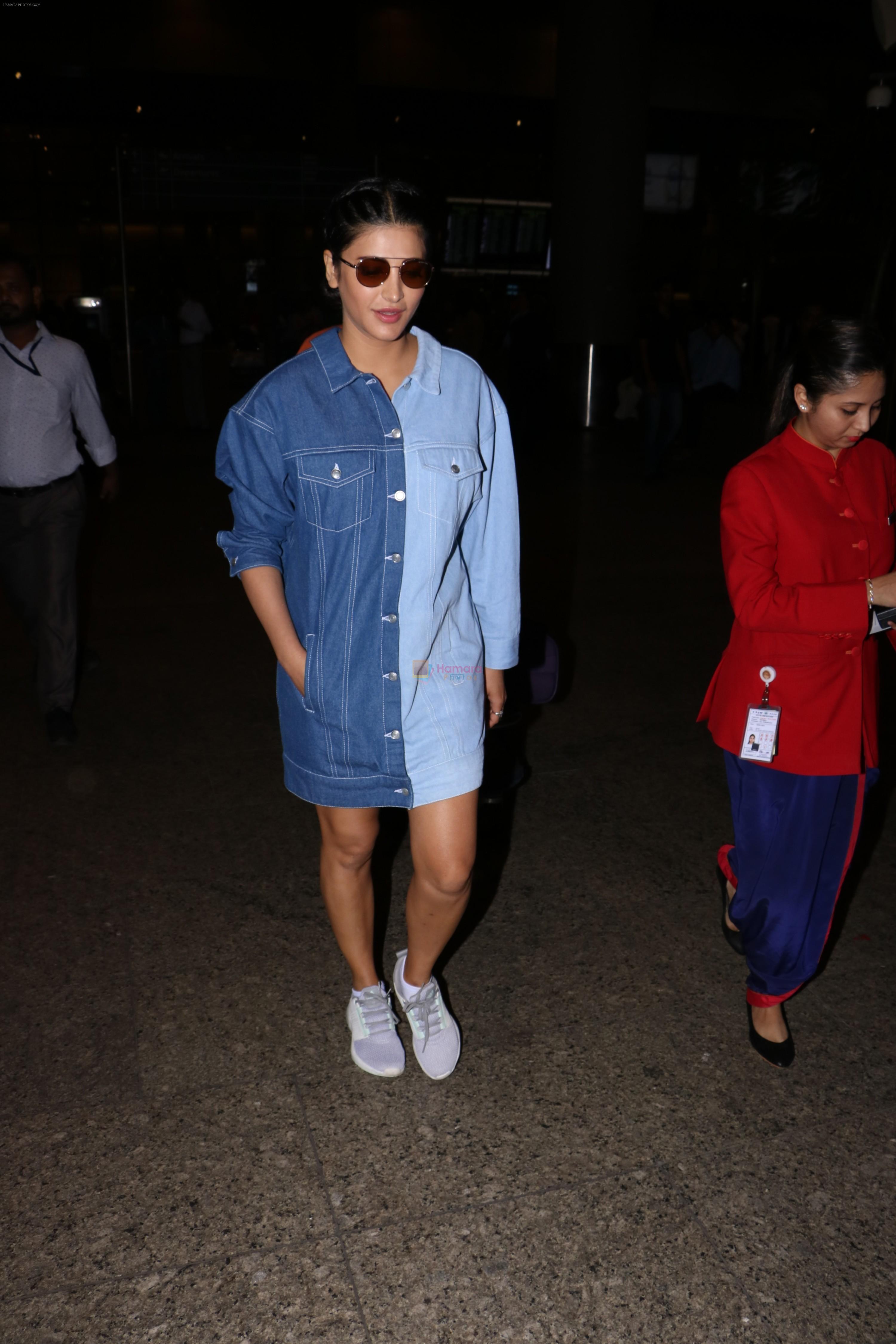 Shruti Haasan Spotted At Airport on 13th Oct 2017