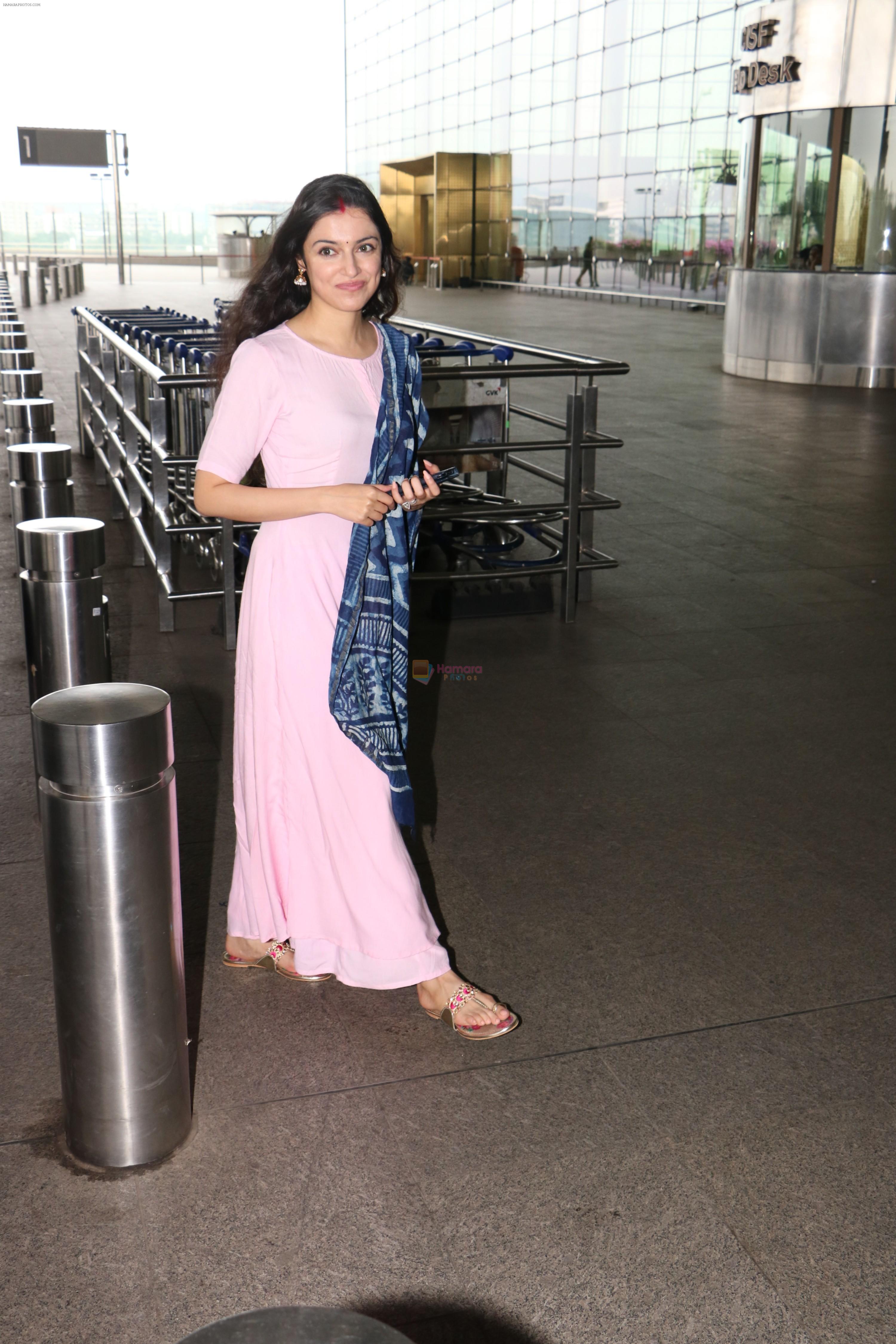 Divya Khosla Kumar Spotted At Airport on 14th Oct 2017