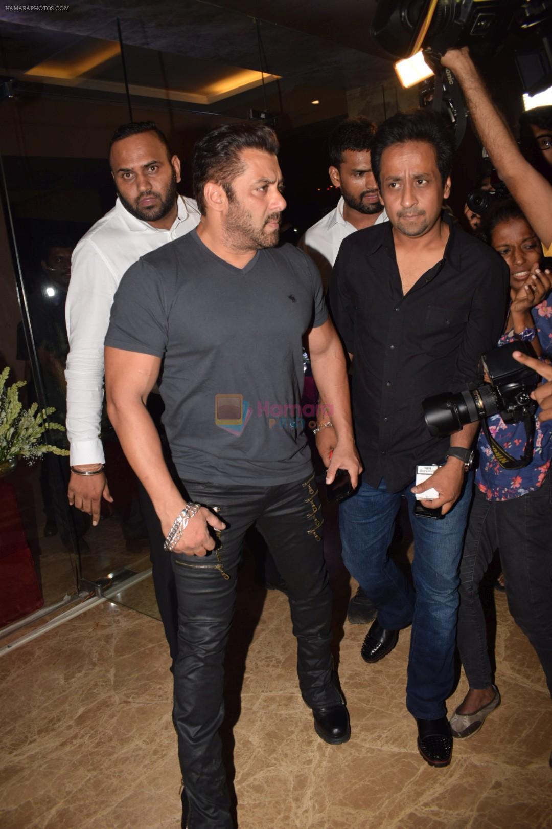 Salman Khan attend Producer Ramesh Taurani Diwali Party on 15th Oct 2017