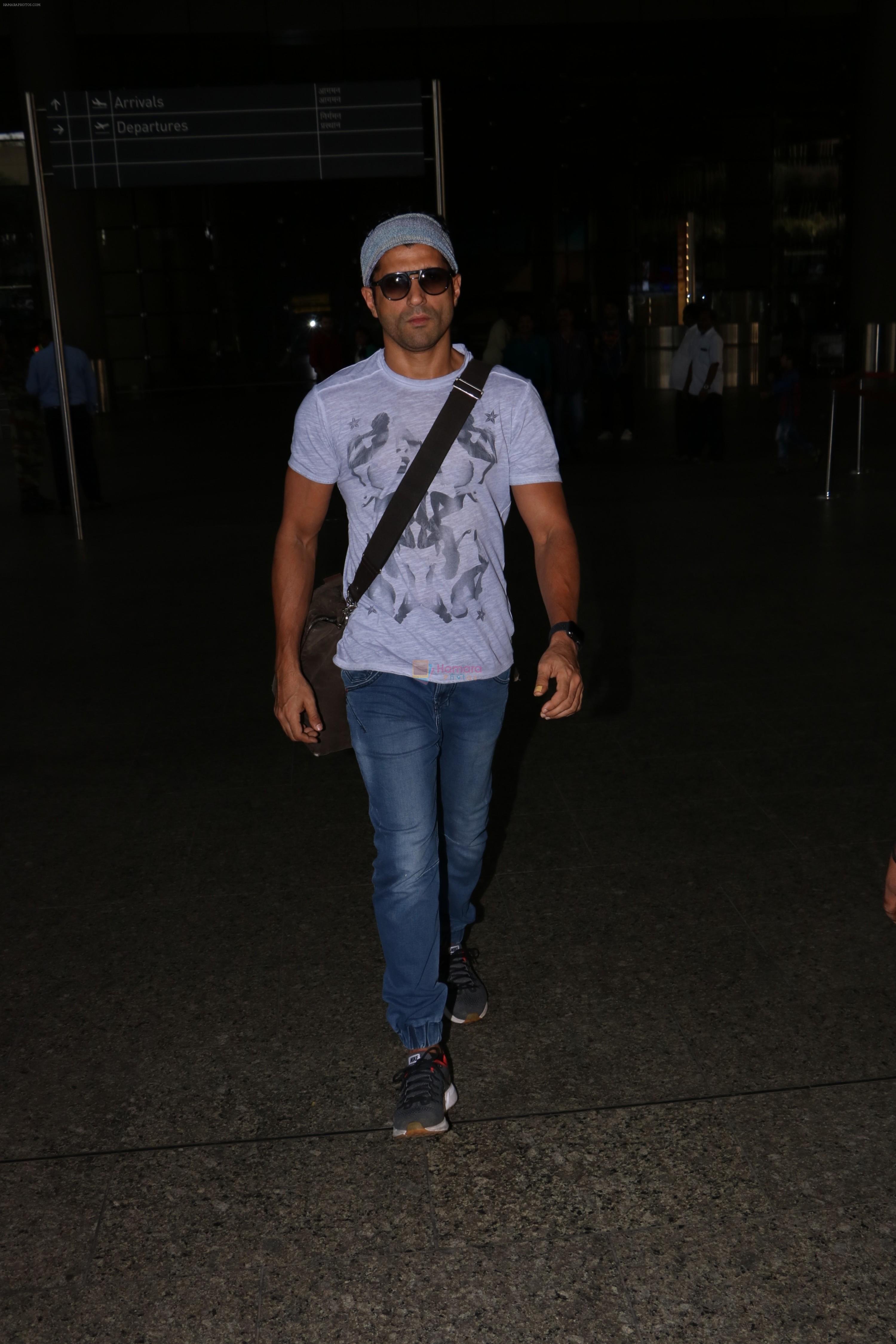 Farhan Akhtar Spotted At Airport on 16th Oct 2017