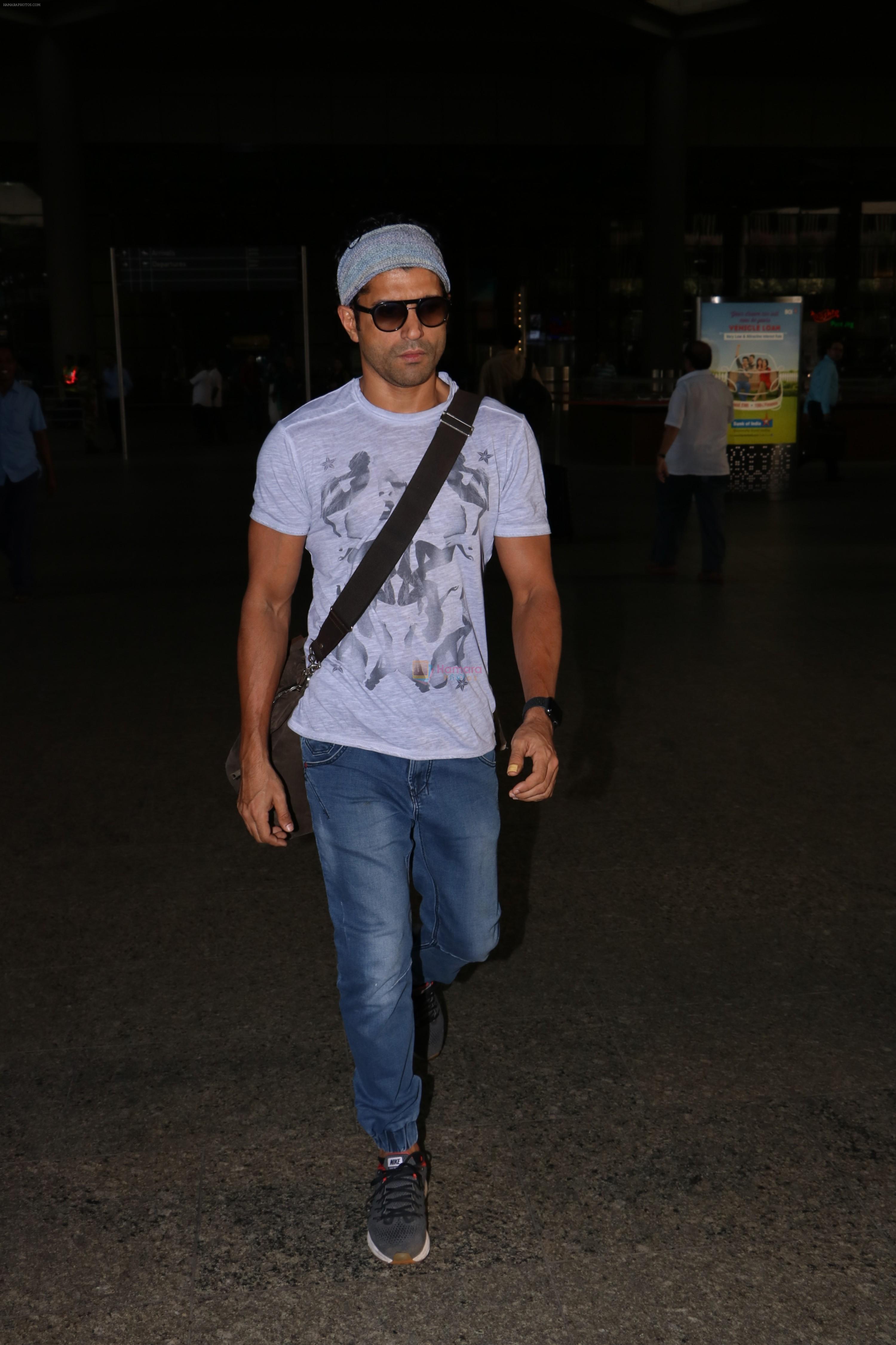 Farhan Akhtar Spotted At Airport on 16th Oct 2017