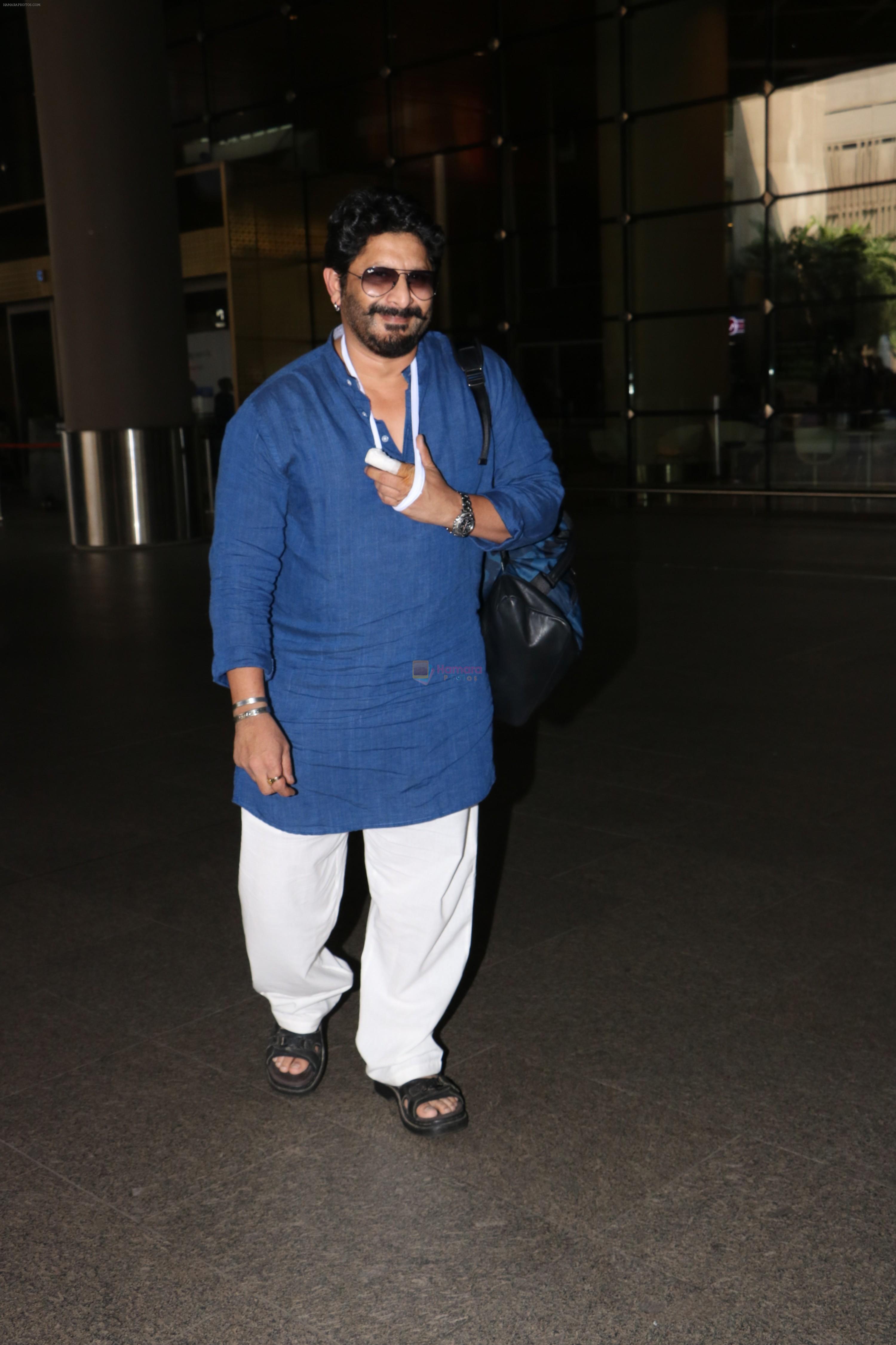 Arshad Warsi Spotted At Airport on 18th Oct 2017