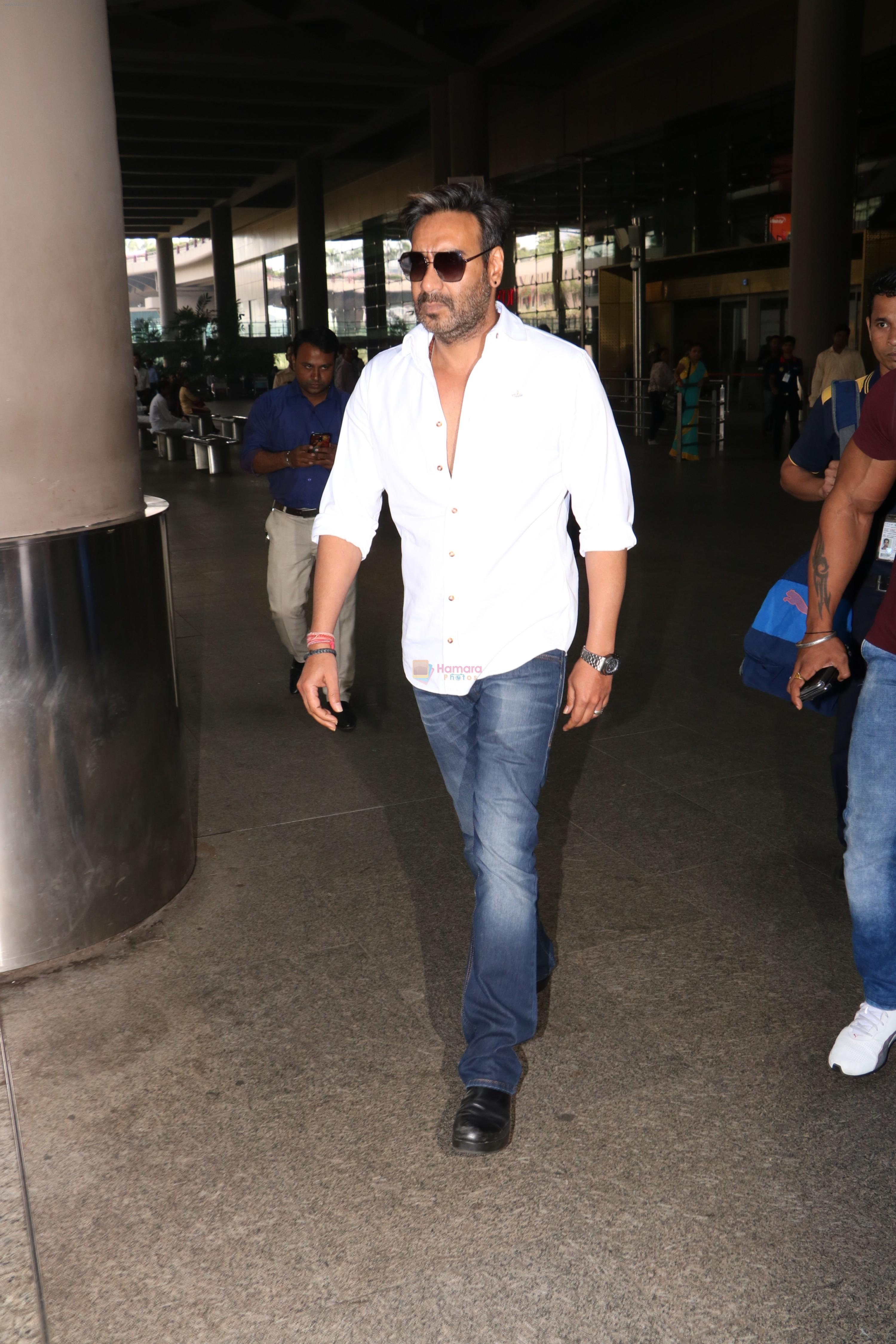 Ajay Devgan Spotted At Airport on 18th Oct 2017