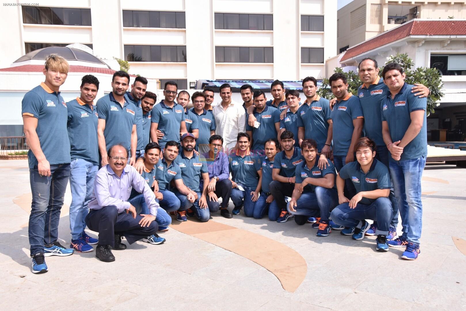 Akshay Kumar & His Kabaddi Team Spotted At Novotel Juhu on 23rd Oct 2017