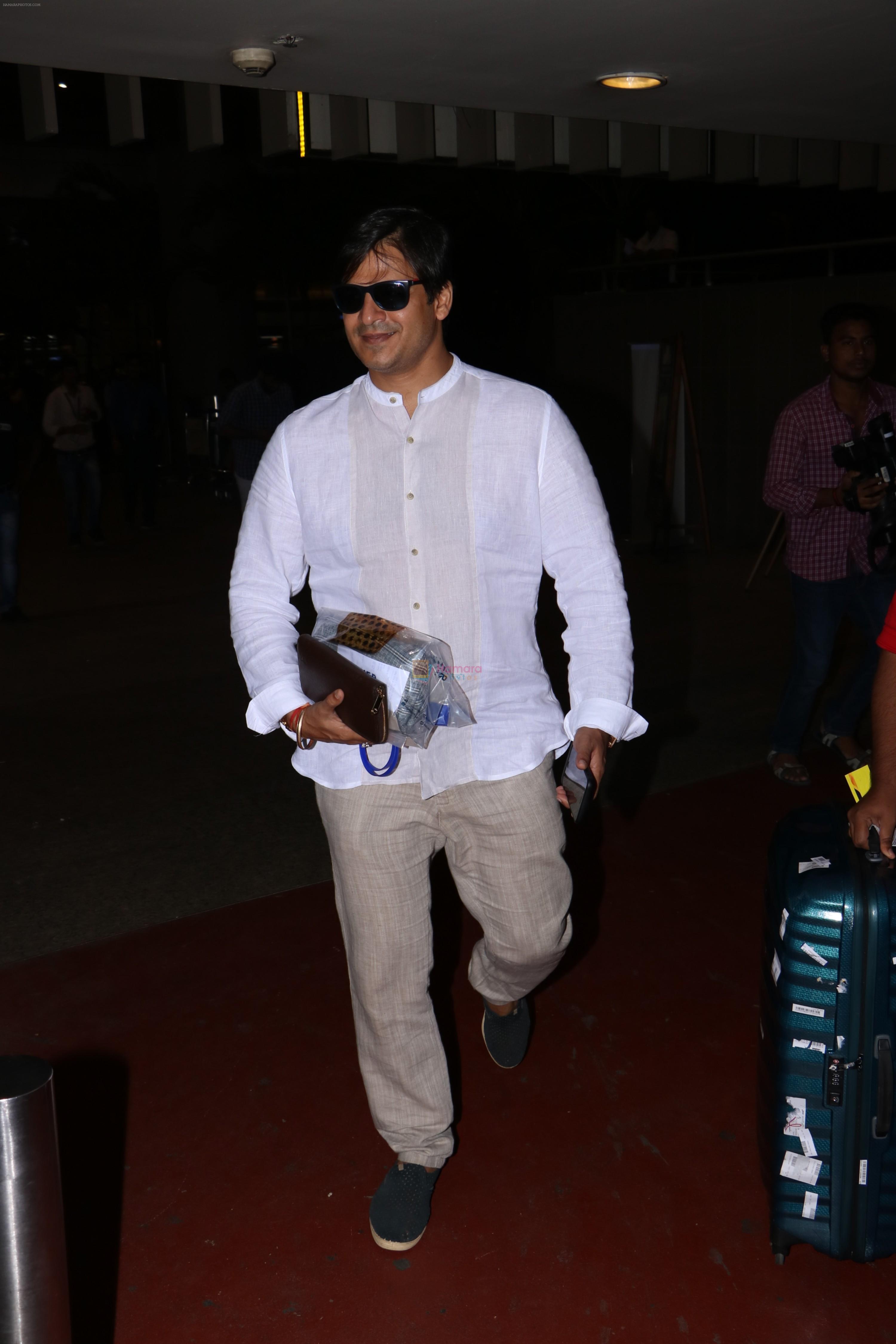 Vivek Oberoi Spotted At Airport on 24th Oct 2017