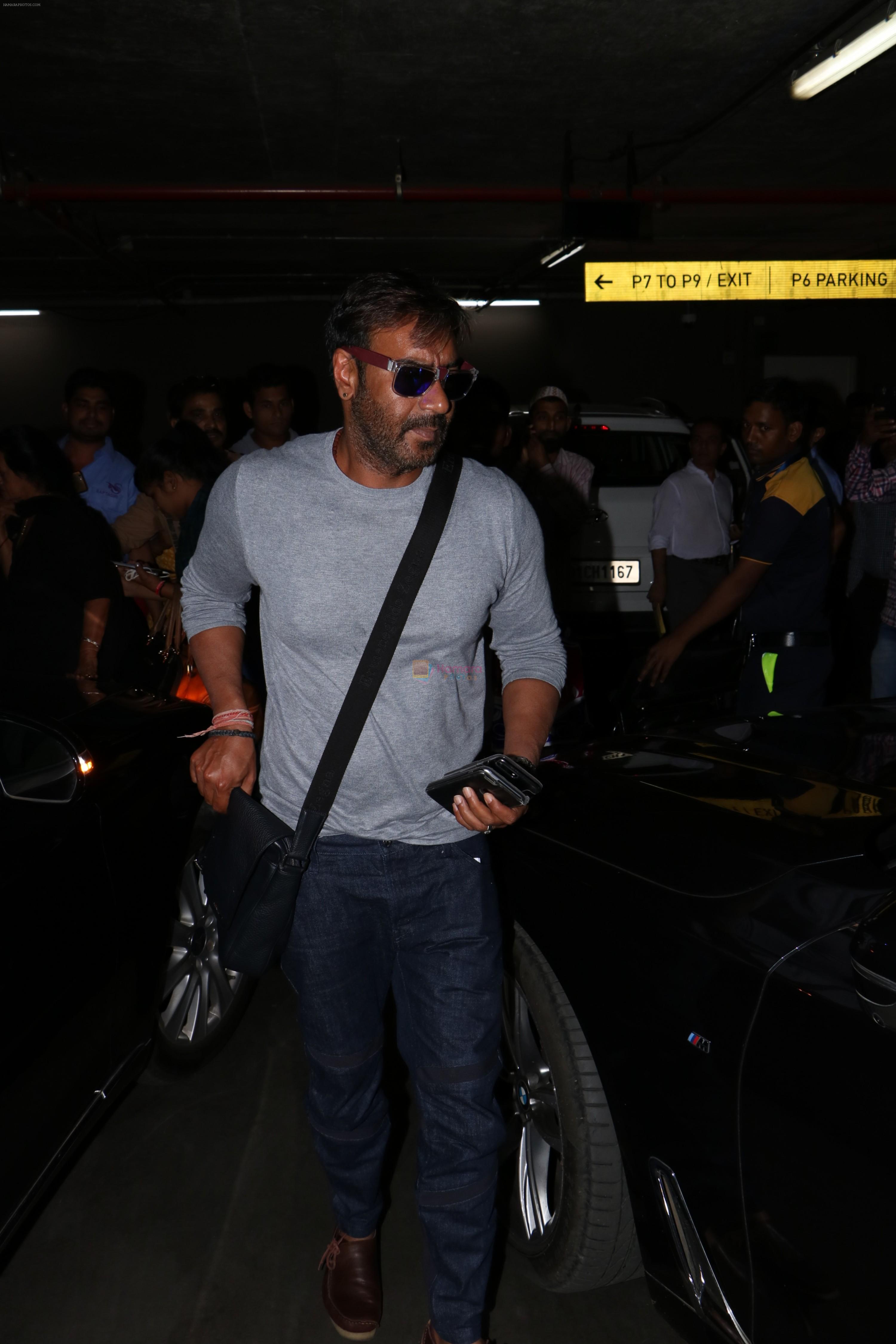 Ajay Devgan Spotted At Airport With his Son, Daughter & Mother on 25th Oct 2017
