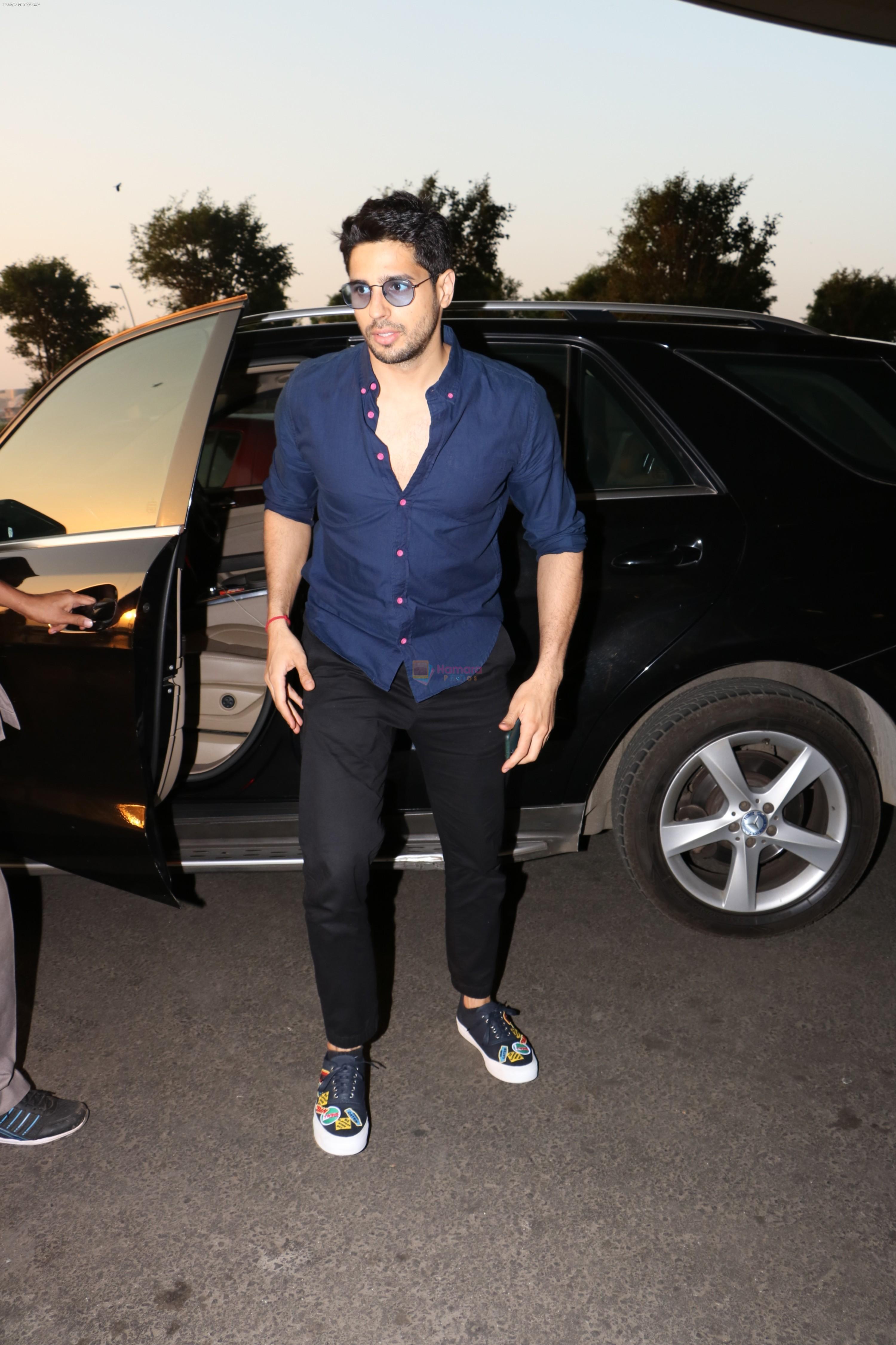 Sidharth Malhotra Spotted At Airport on 25th Oct 2017
