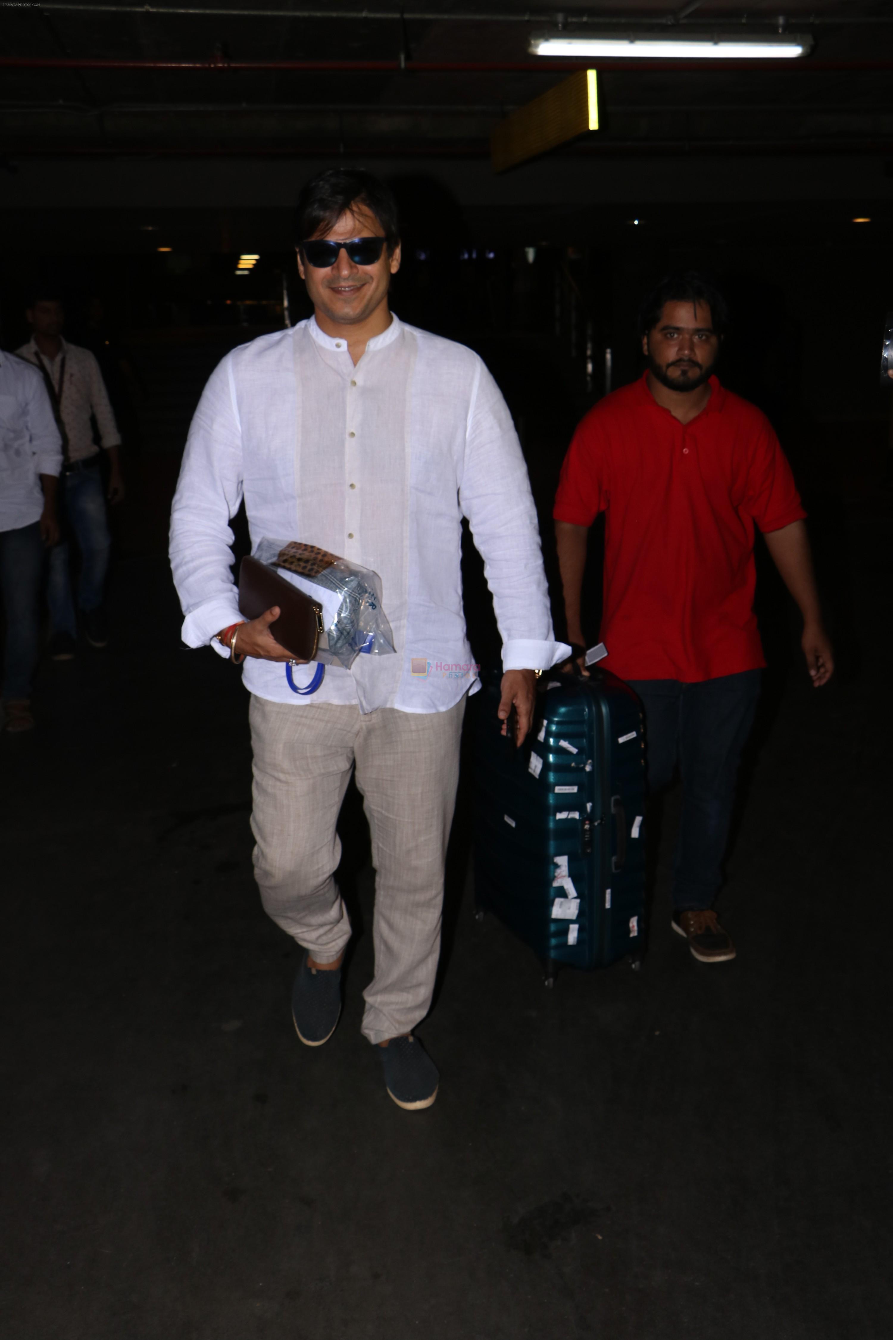 Vivek Oberoi Spotted At Airport on 24th Oct 2017