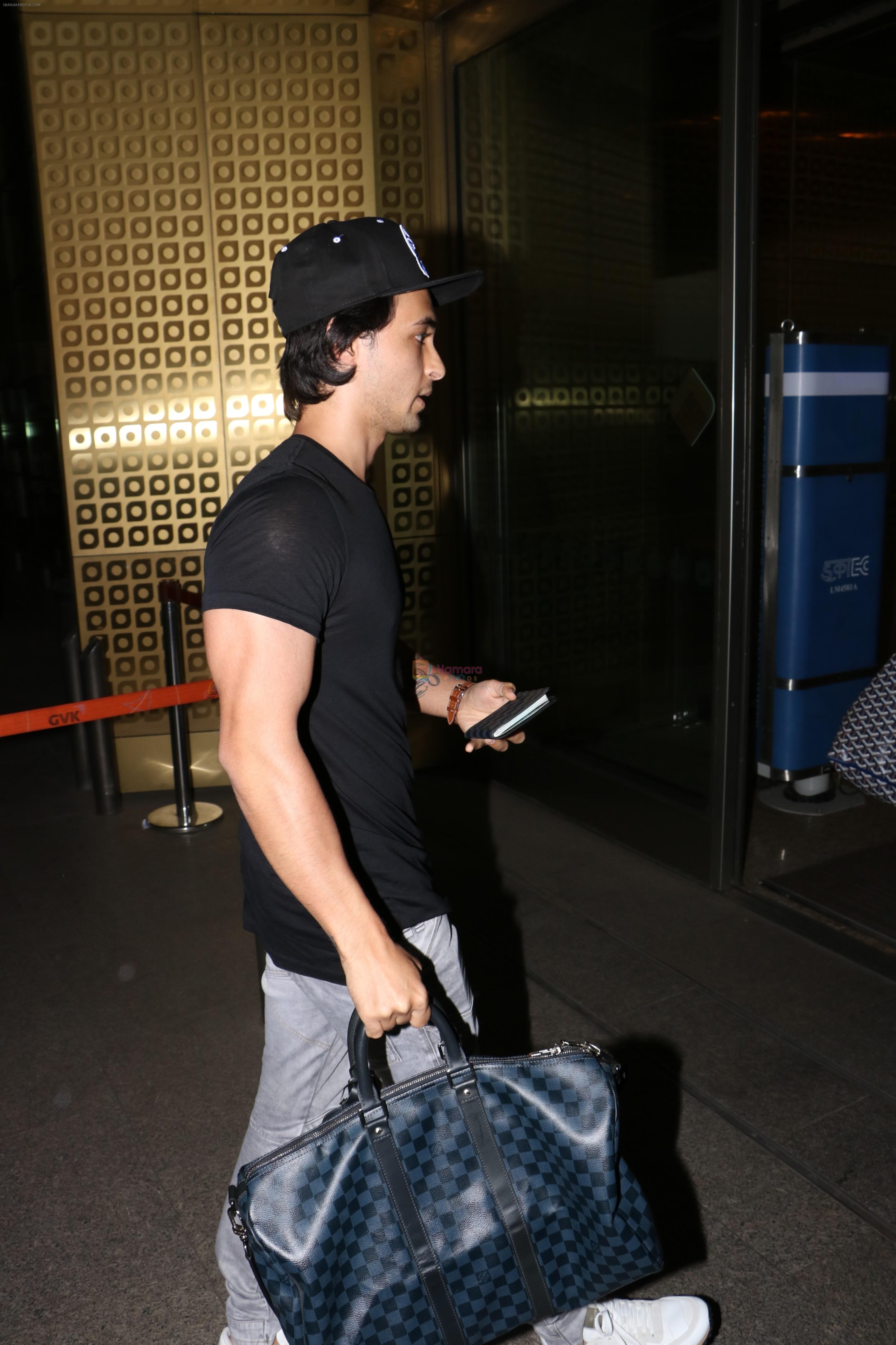 Aayush Sharma spotted at airport on 25th Oct 2017
