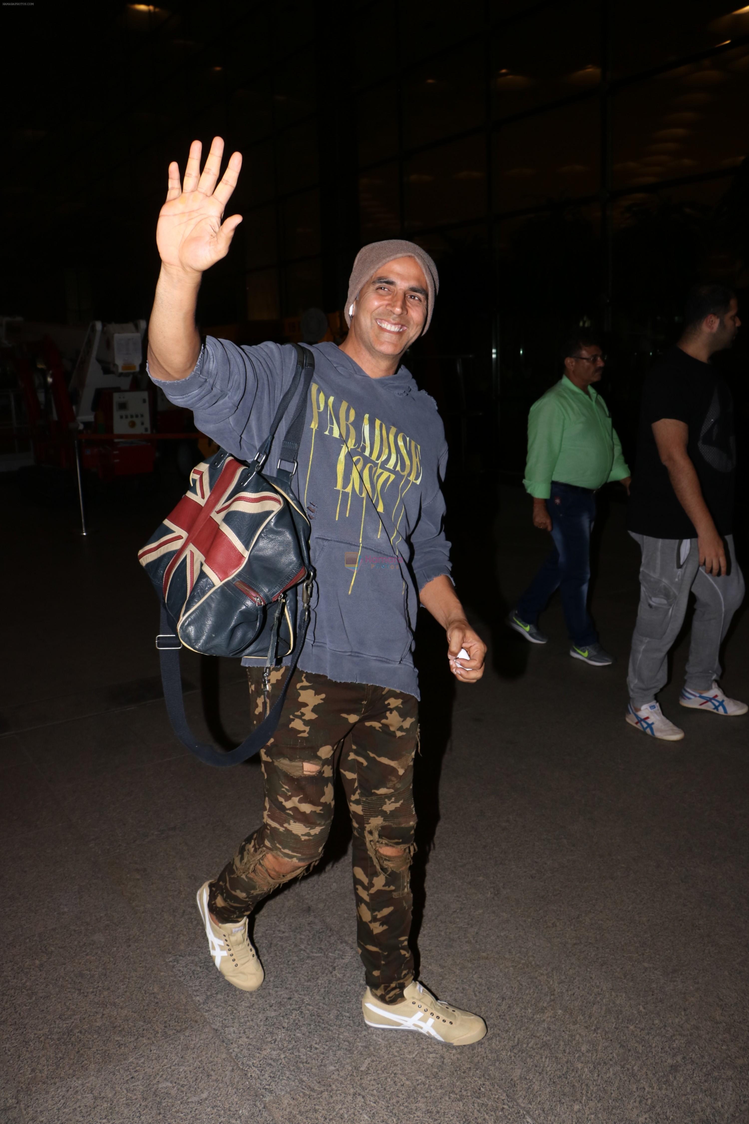 Akshay Kumar spotted at airport on 25th Oct 2017