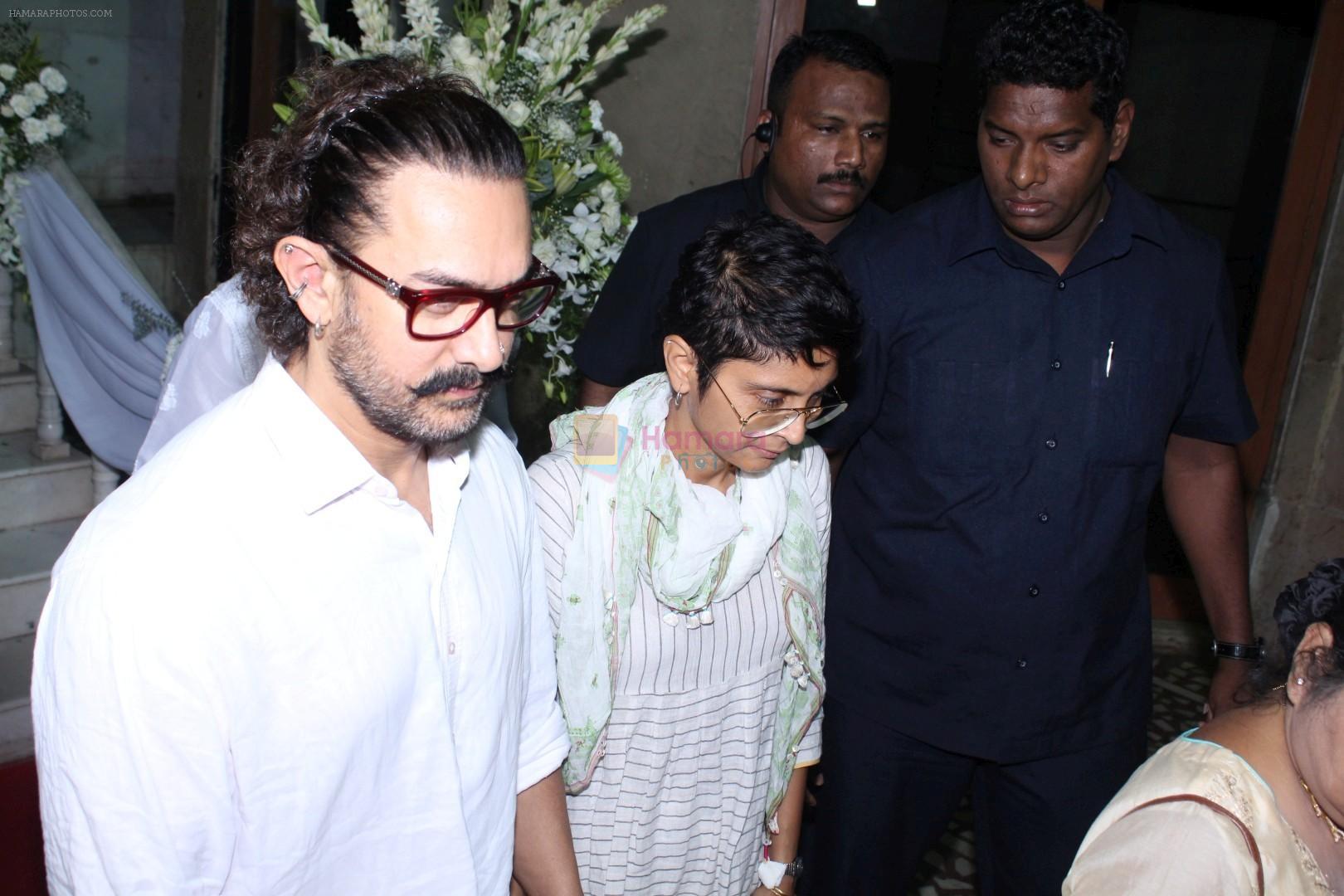 Aamir Khan at prayer meeting of Ram Mukherjee on 25th Oct 2017