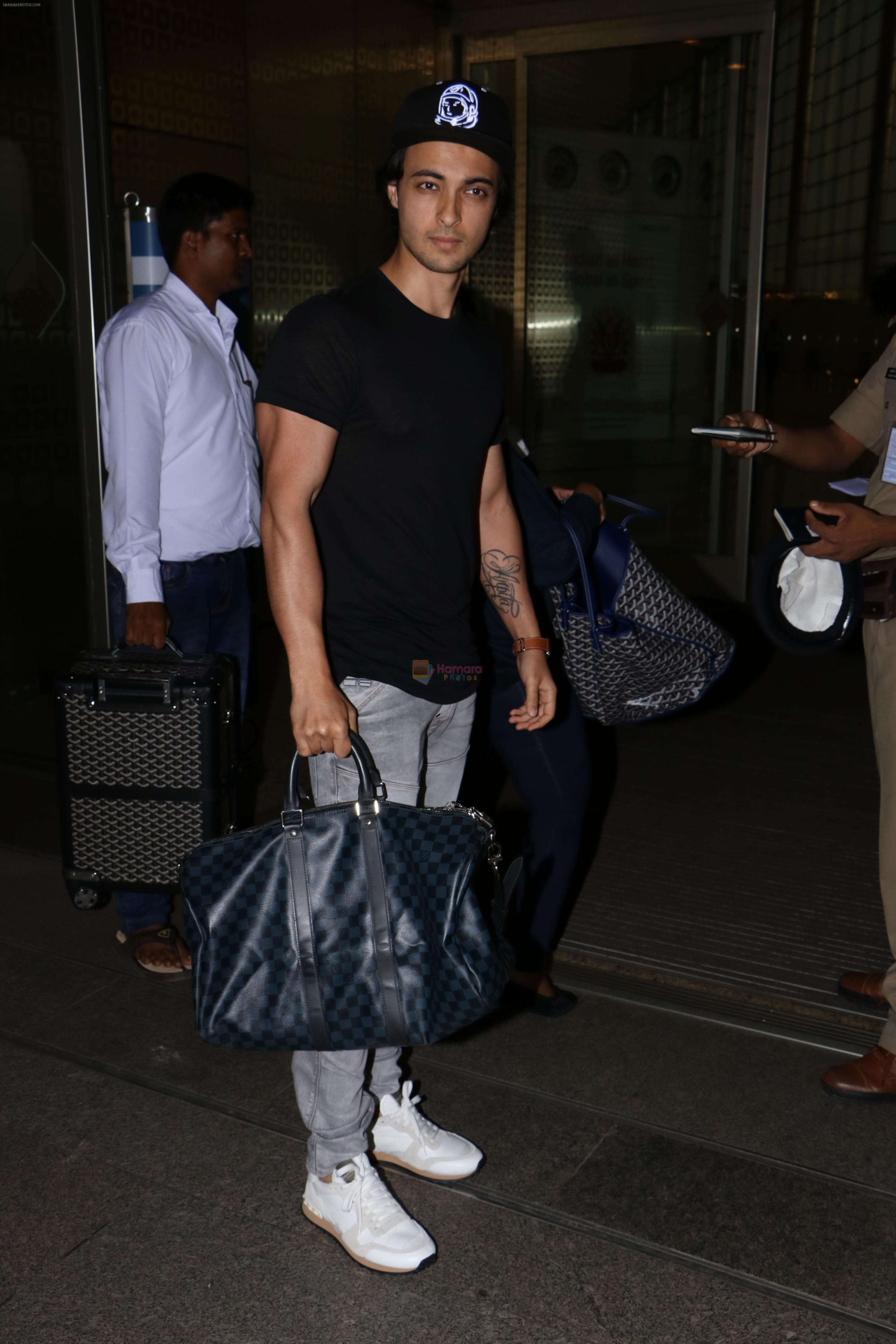 Aayush Sharma spotted at airport on 25th Oct 2017