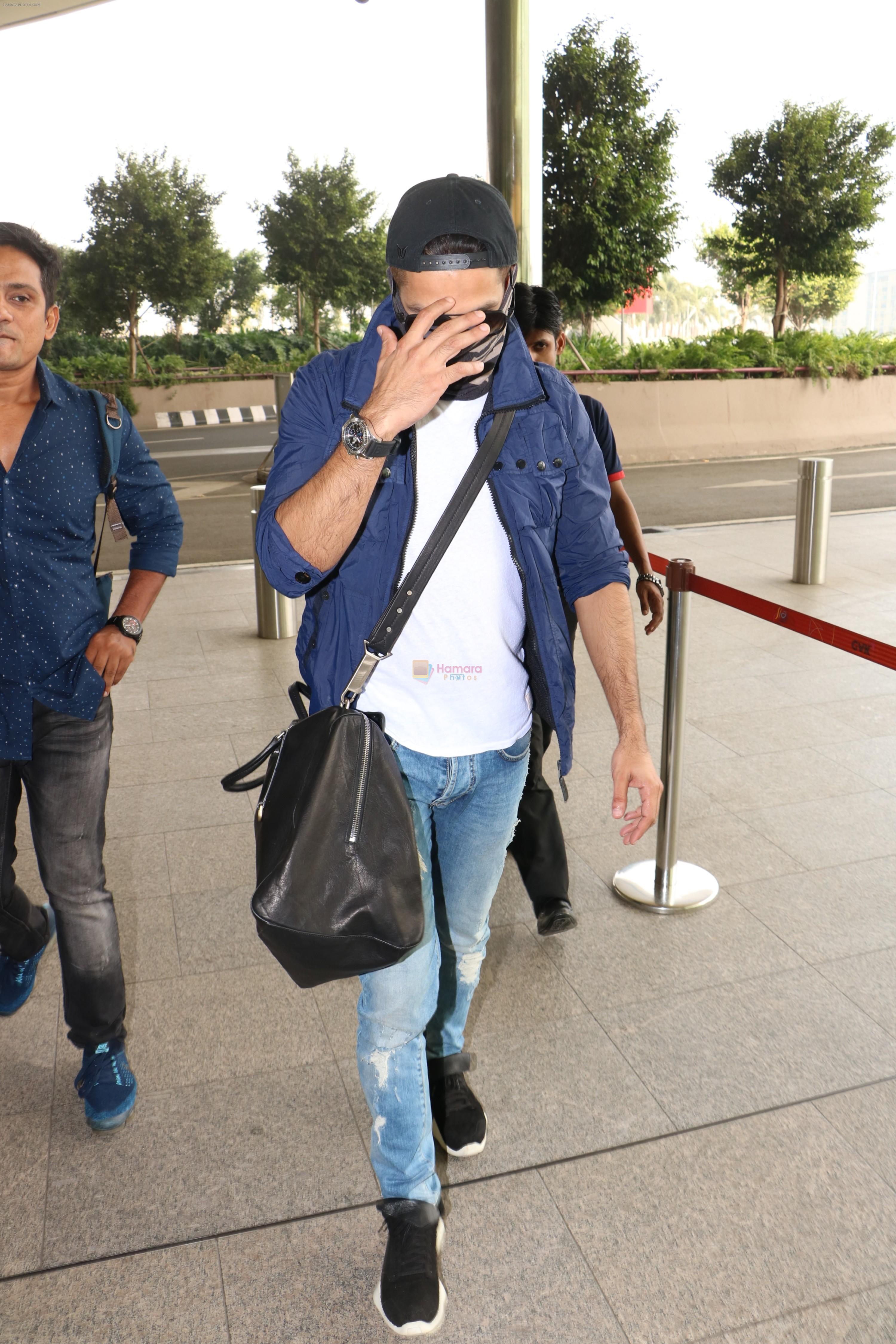 Shahid Kapoor Spotted At Airport on 27th Oct 2017