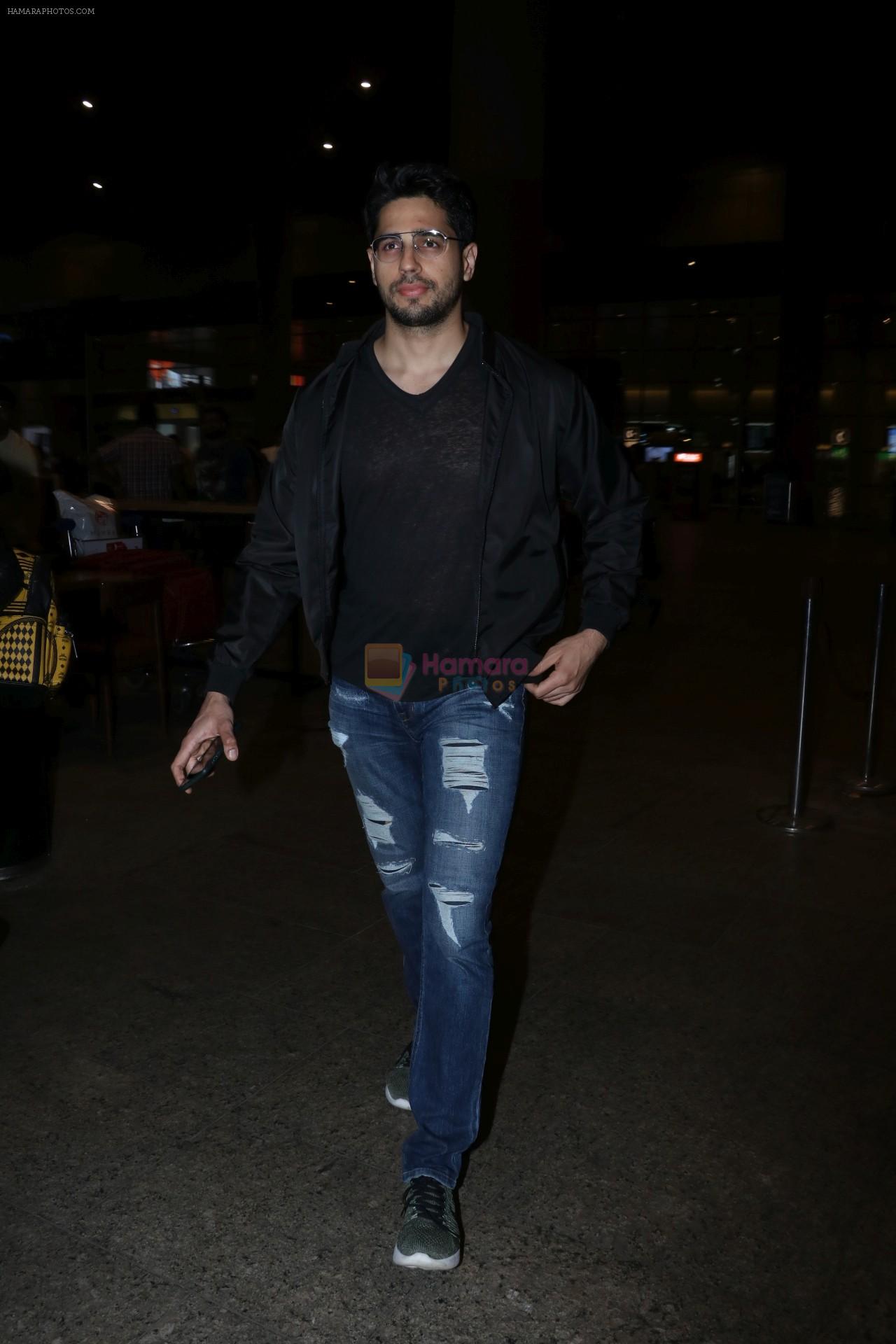 Sidharth Malhotra Spotted At Airport on 27th Oct 2017