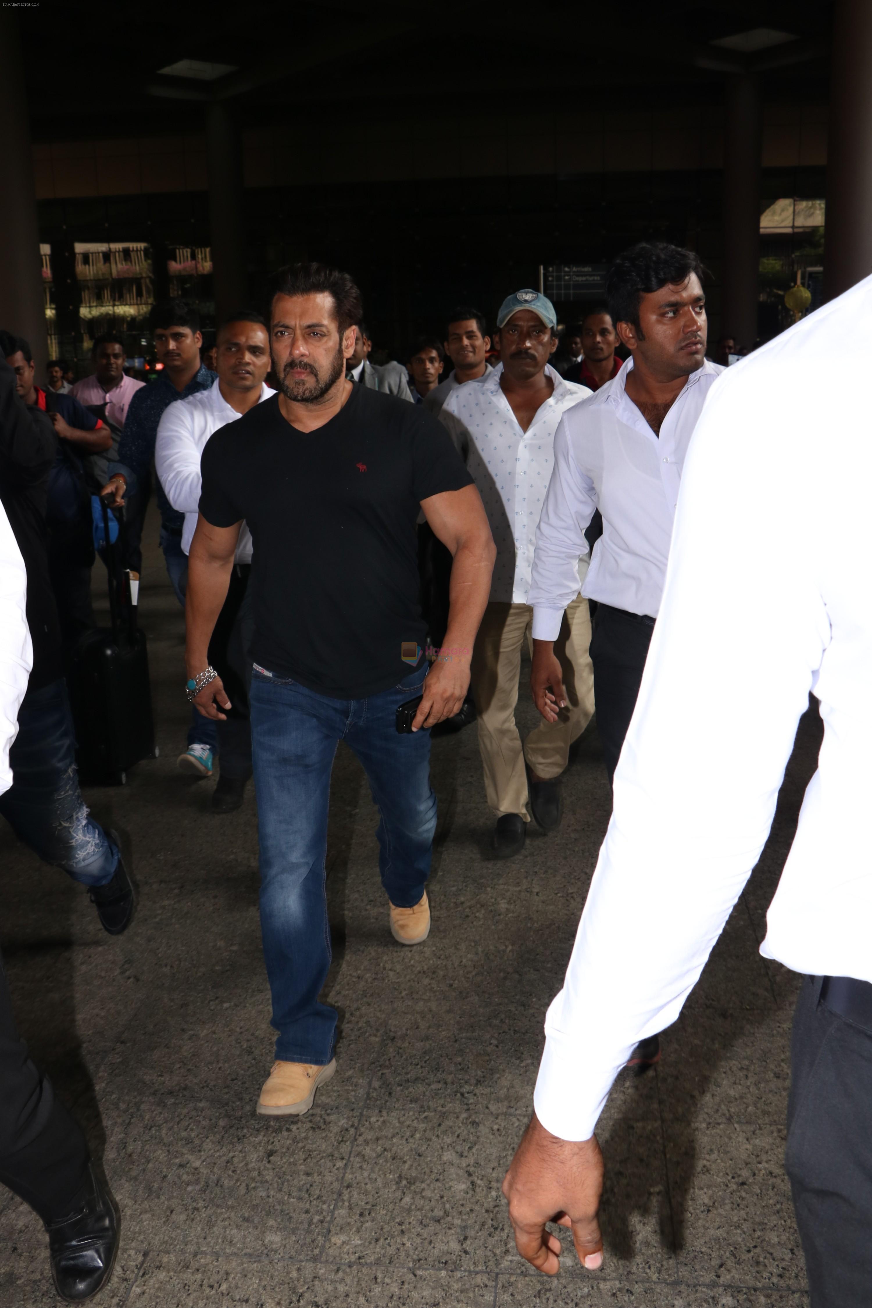 Salman Khan Spotted At Airport on 27th Oct 2017