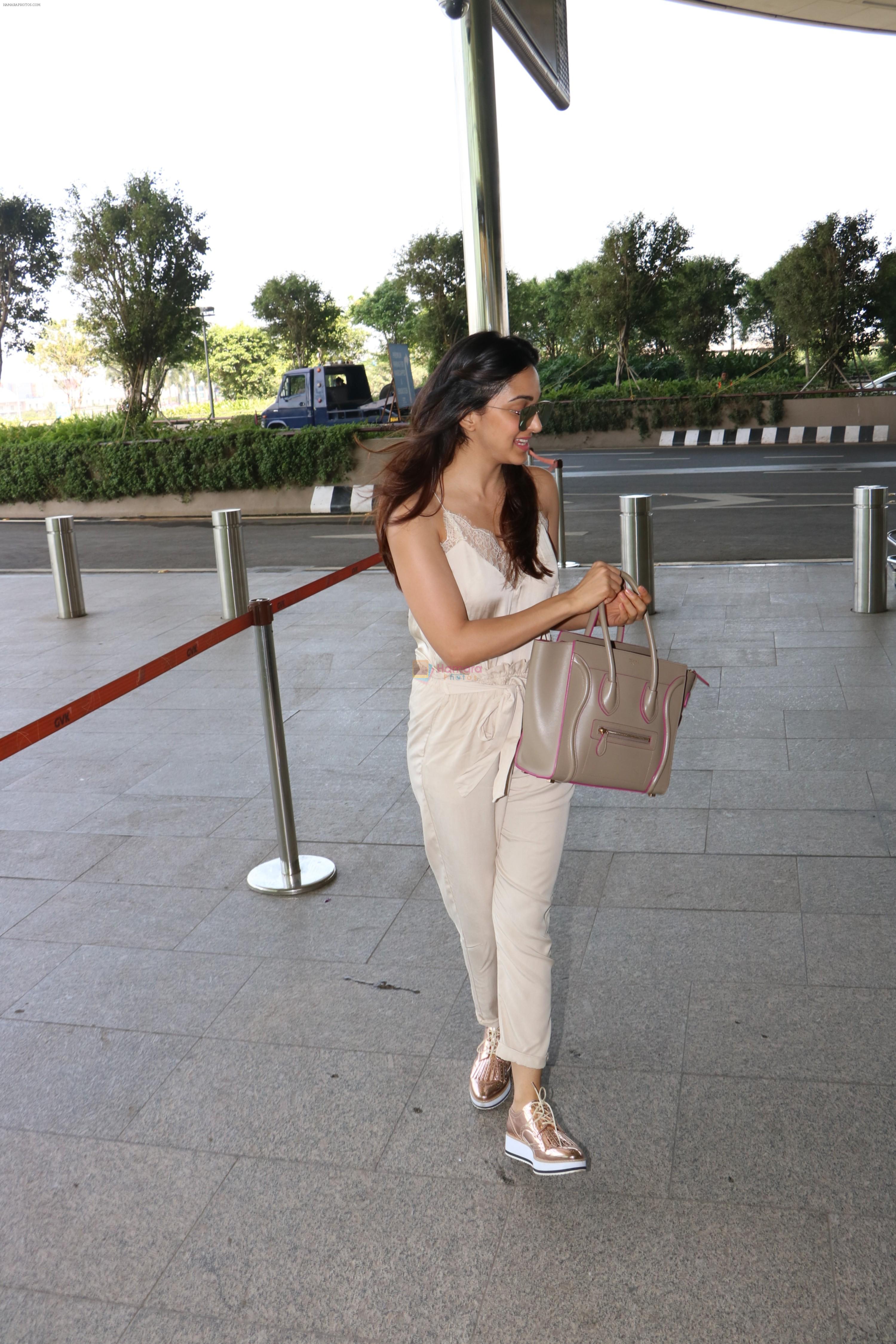 Kiara Advani Spotted At Airport on 28th Oct 2017