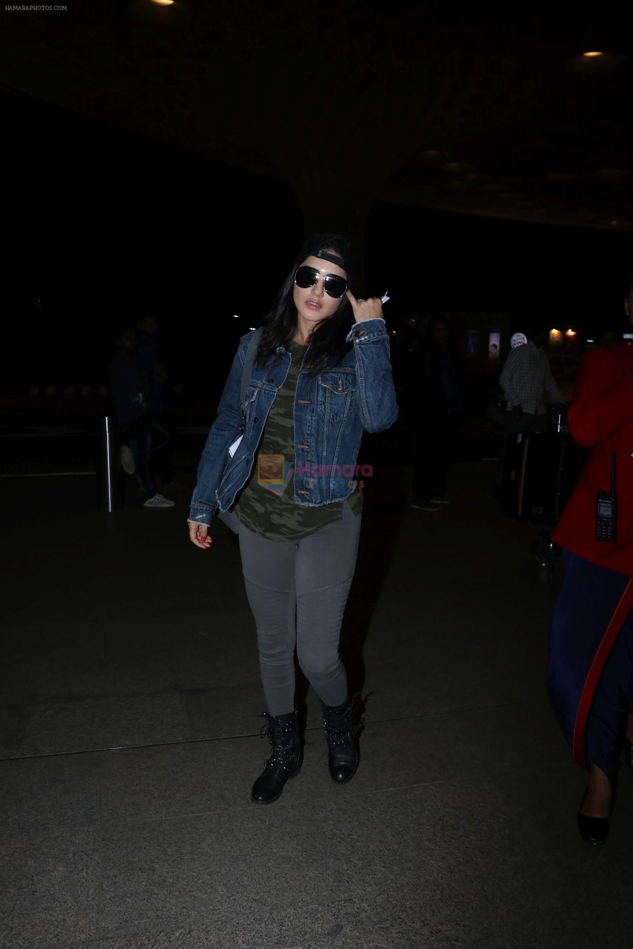 Sunny Leone Spotted At Airport on 1st Nov 2017