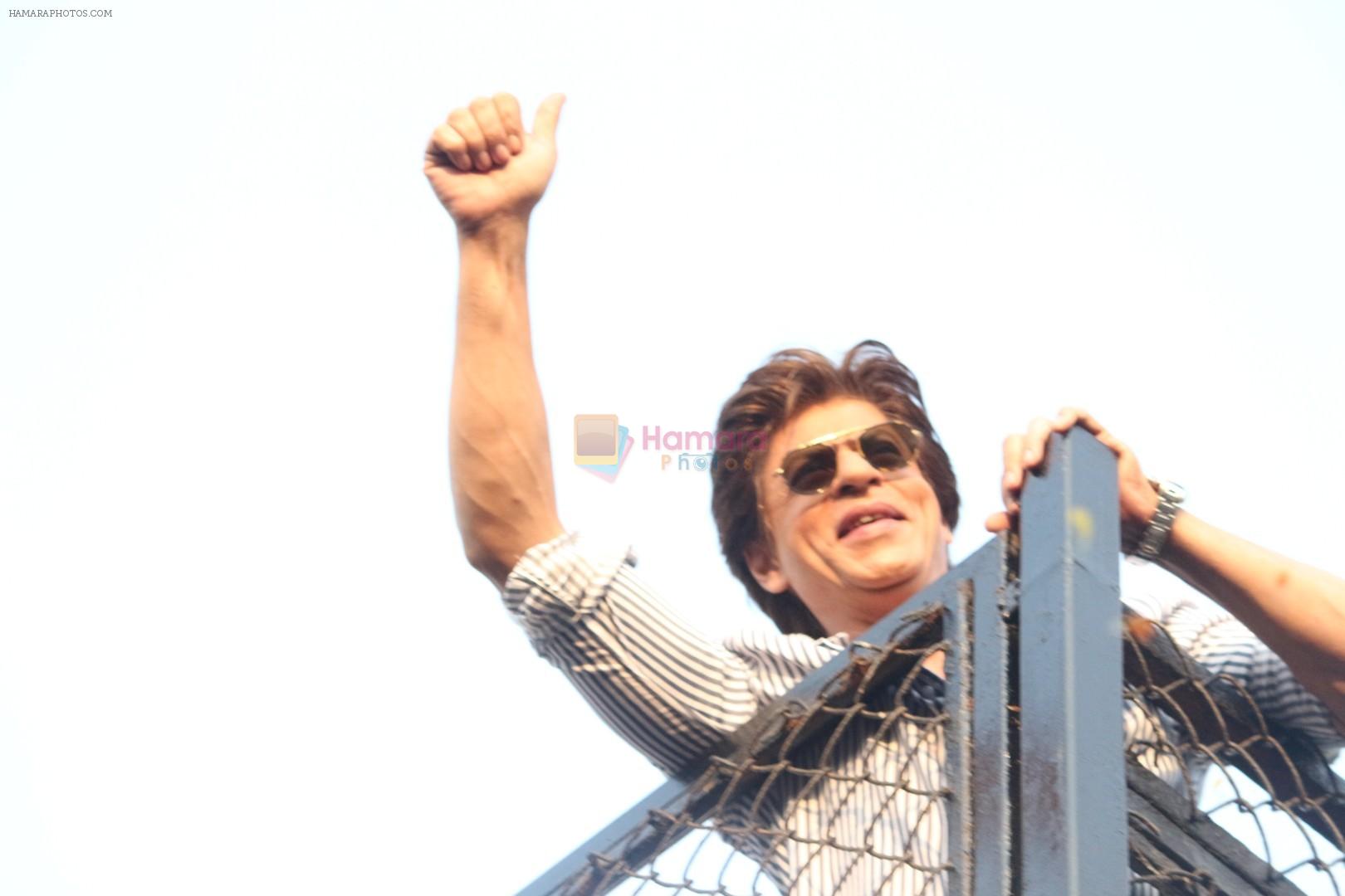 Shah Rukh Khan's 52nd Birthday Celebration With Fans on 2nd Nov 2017
