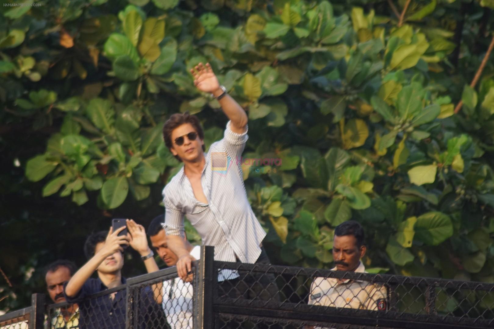 Shah Rukh Khan's 52nd Birthday Celebration With Fans on 2nd Nov 2017