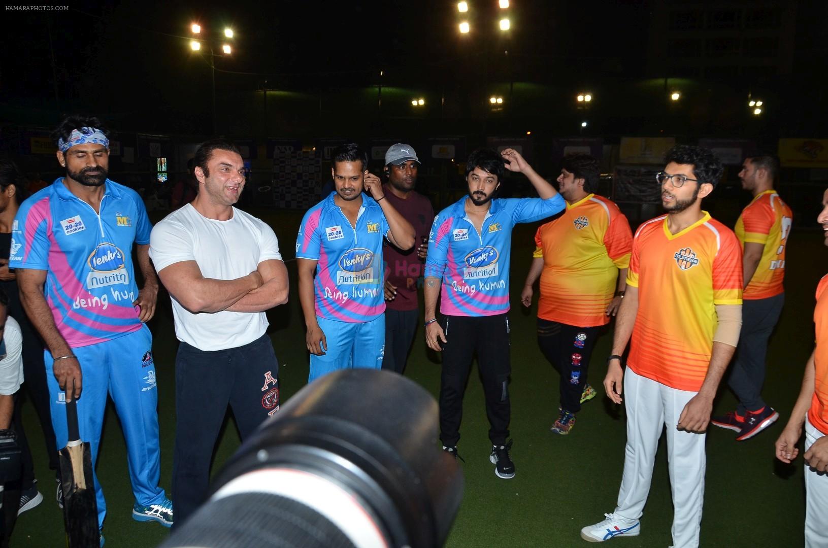 Sohail Khan, Aditya Thackeray at Yuva Mumbai VS Mumbai Heroes Cricket Match on 4th Nov 2017