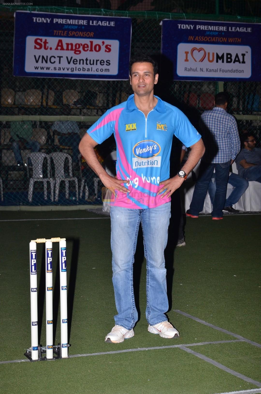 Rohit Roy at Yuva Mumbai VS Mumbai Heroes Cricket Match on 4th Nov 2017