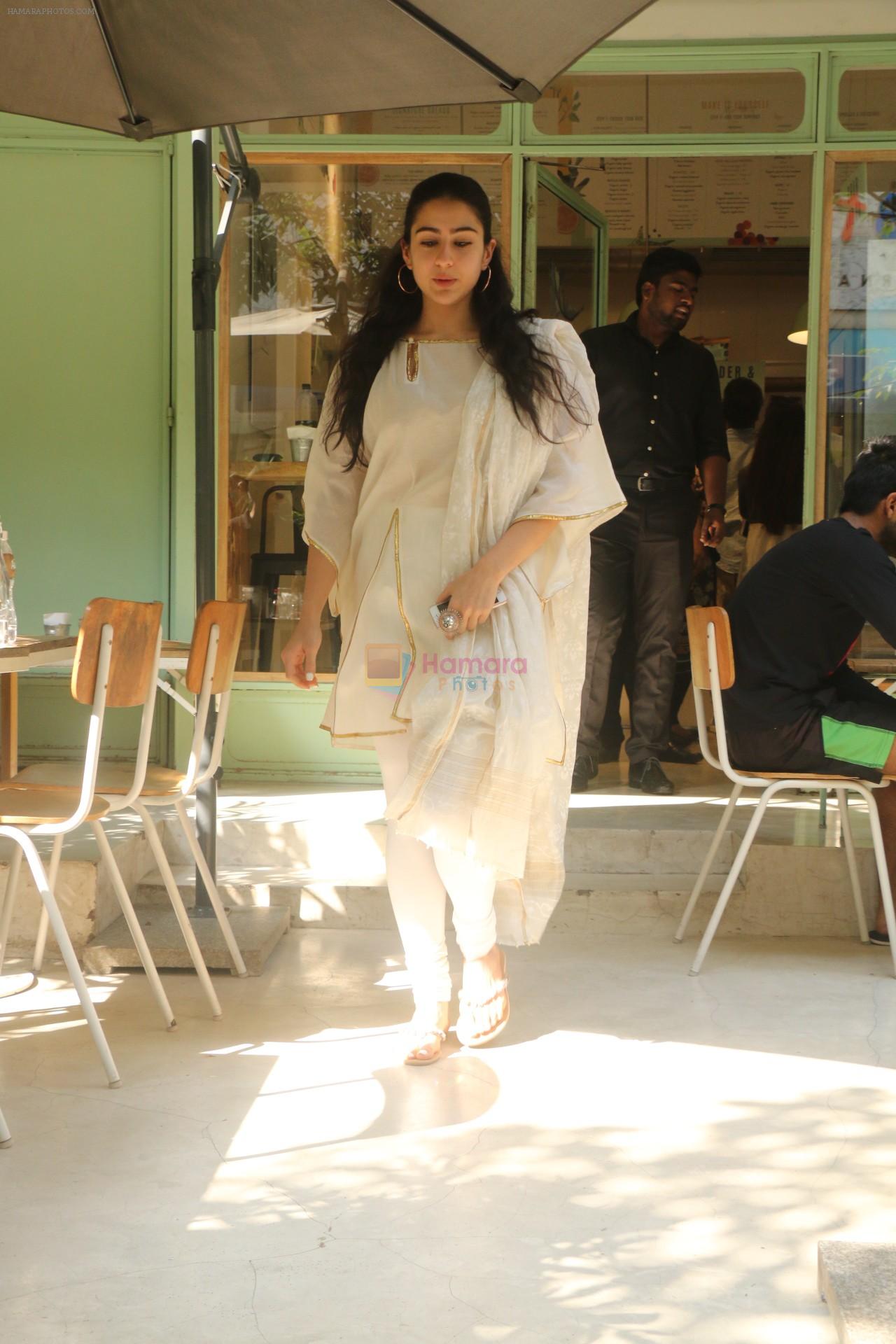 Sara Ali Khan Spotted At Kitchen Garden, Bandra on 4th Nov 2017